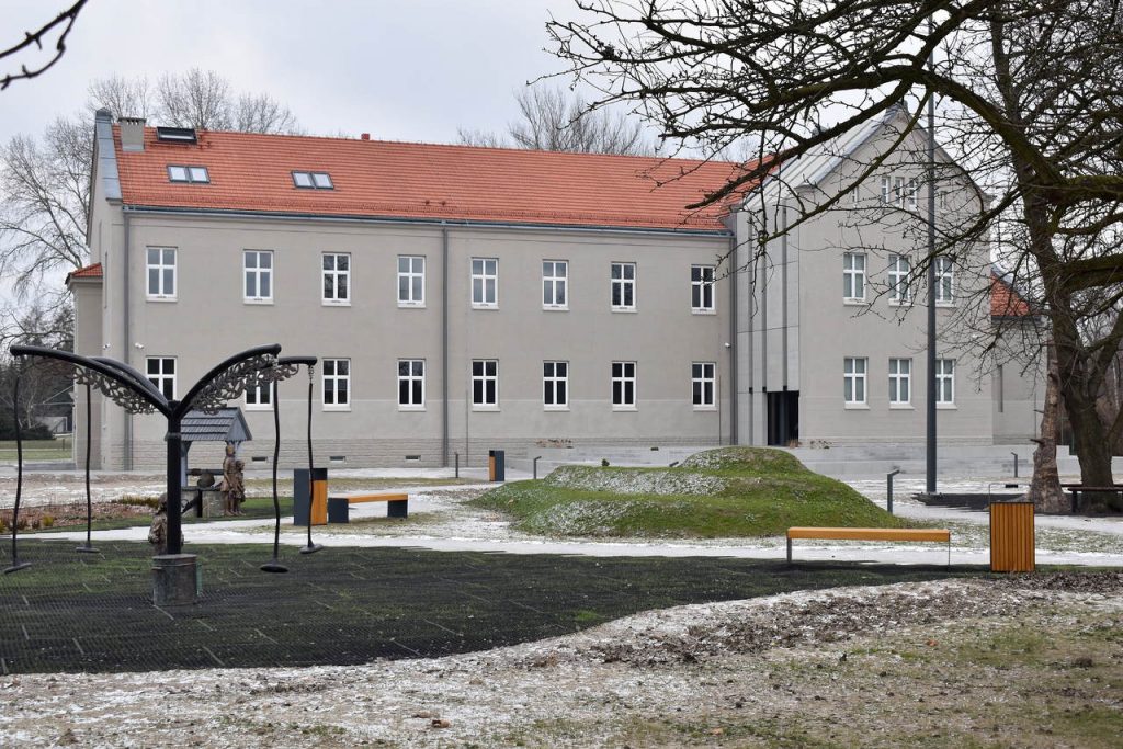 Na zdjęciu widać budynek Muzeum Pamięci w lekko śnieżnej scenerii