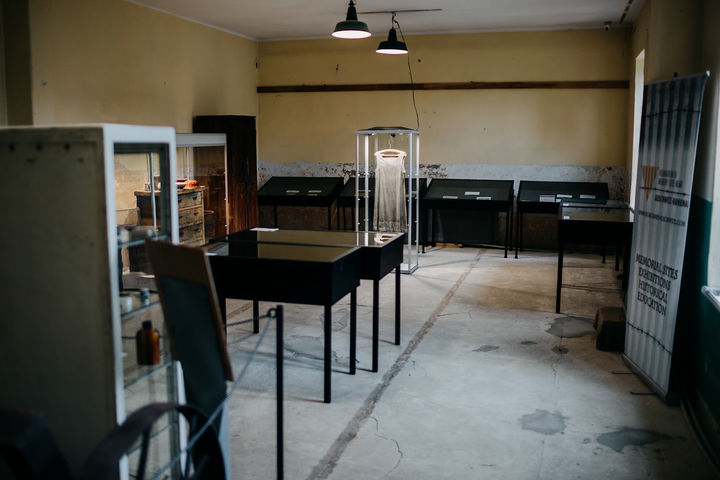 Widok na umieszczoną w szklanej gablocie sukienkę z KL Auschwitz