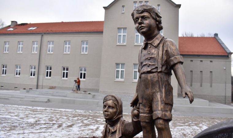 Posąg chłopca i dziewczynki trzymających się za ręce