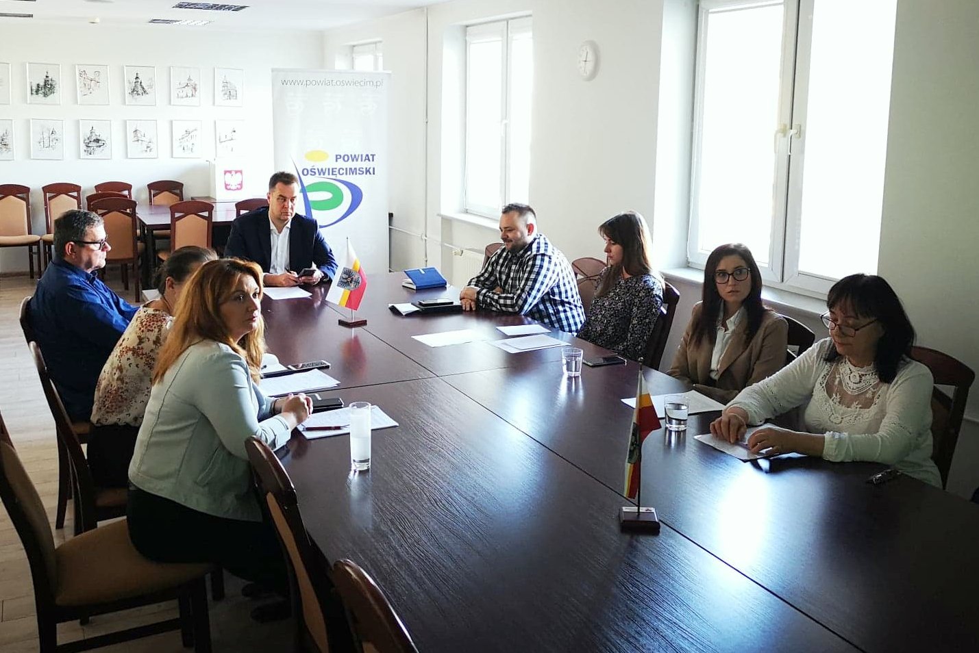 Na zdjęciu starosta wraz z zaproszonymi na posiedzenie Powiatowego Zespołu Zarządzania Kryzysowego gośćmi.