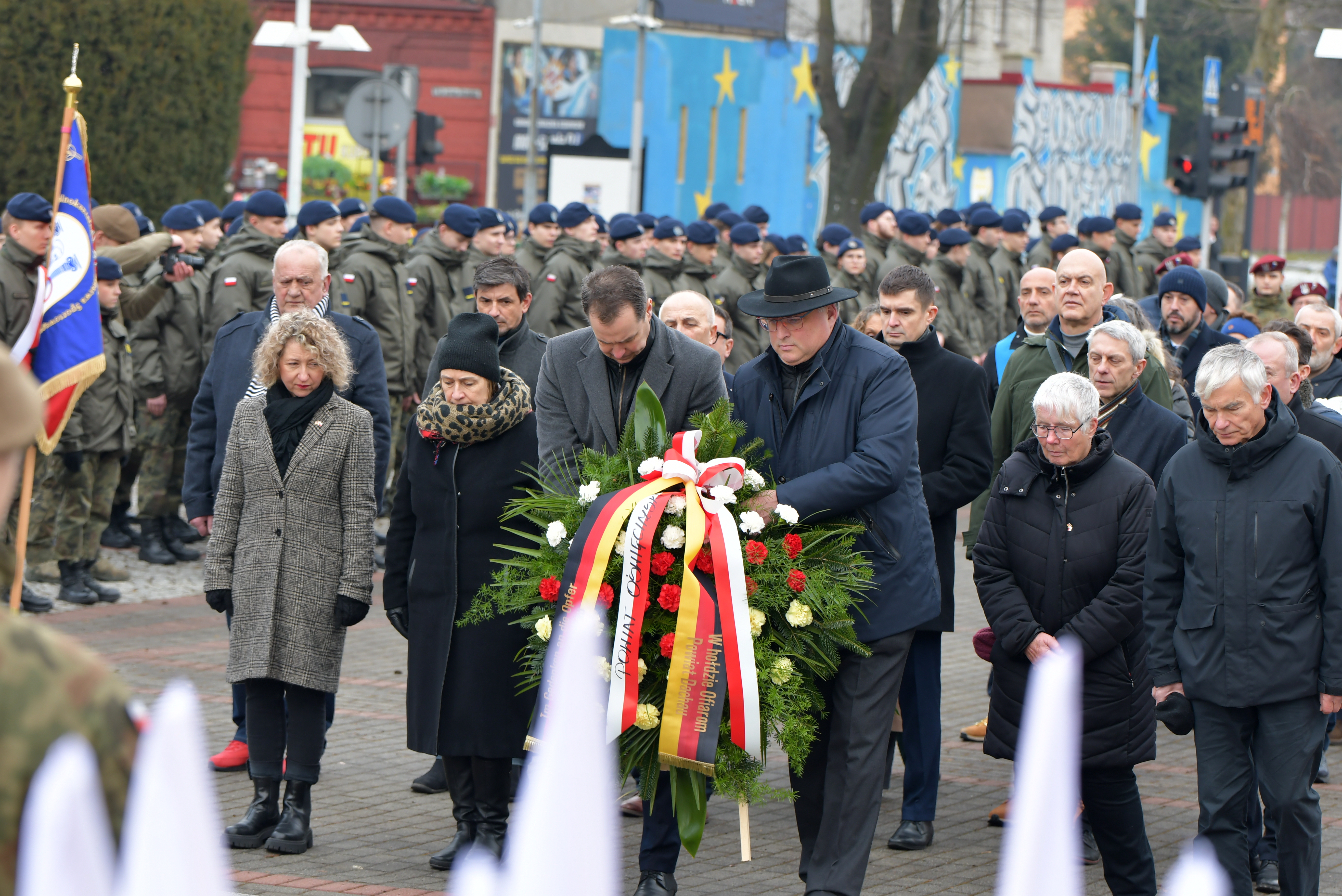 Na pierwszym planie wspólna delegacja Powiatu Dachau i Oświęcimskiego na uroczystości na Placu Kościuszki