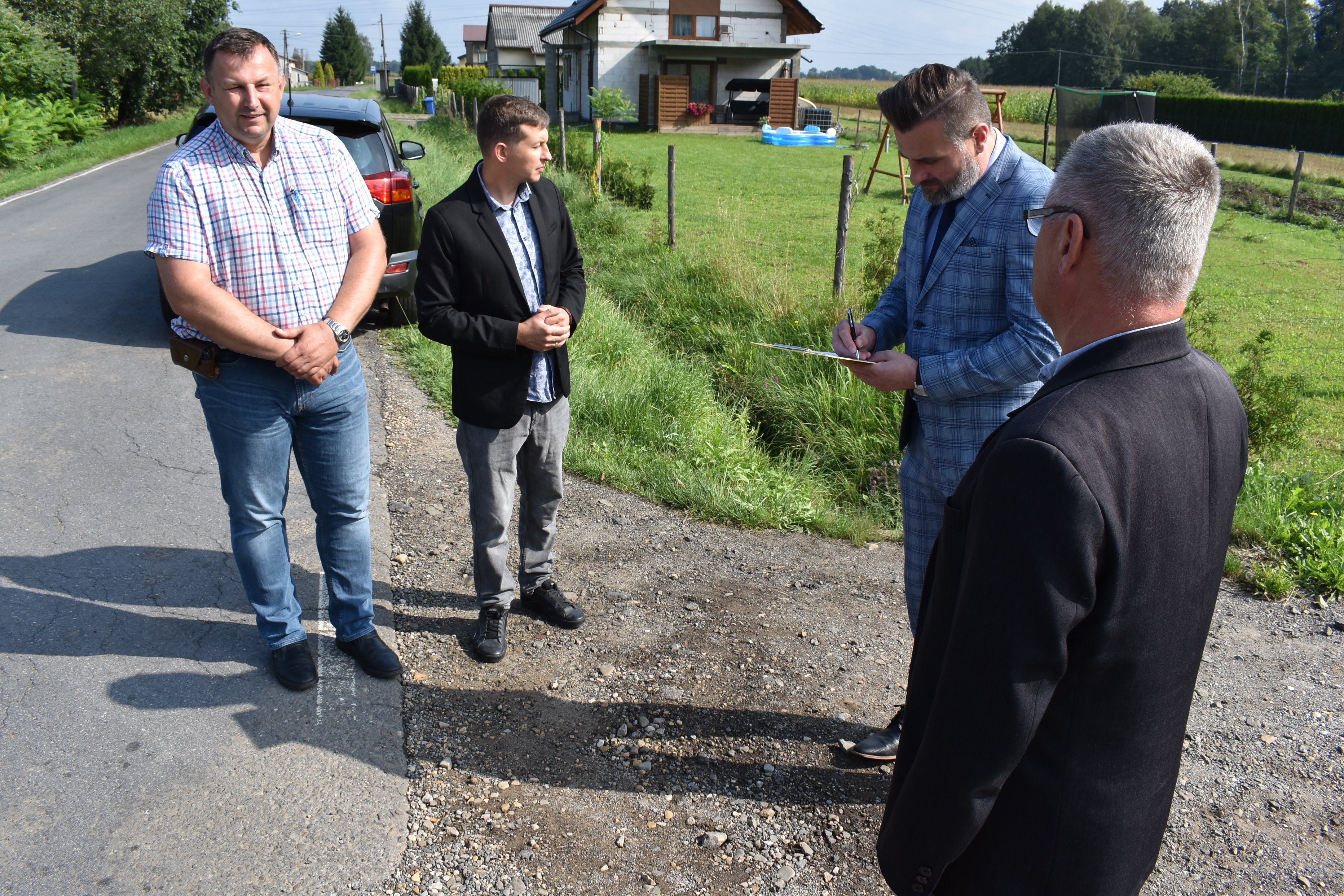 Na zdjęciu wicestarosta podpisujący przekazanie placu budowy drogi powiatowej w Porębie Wielkiej,
