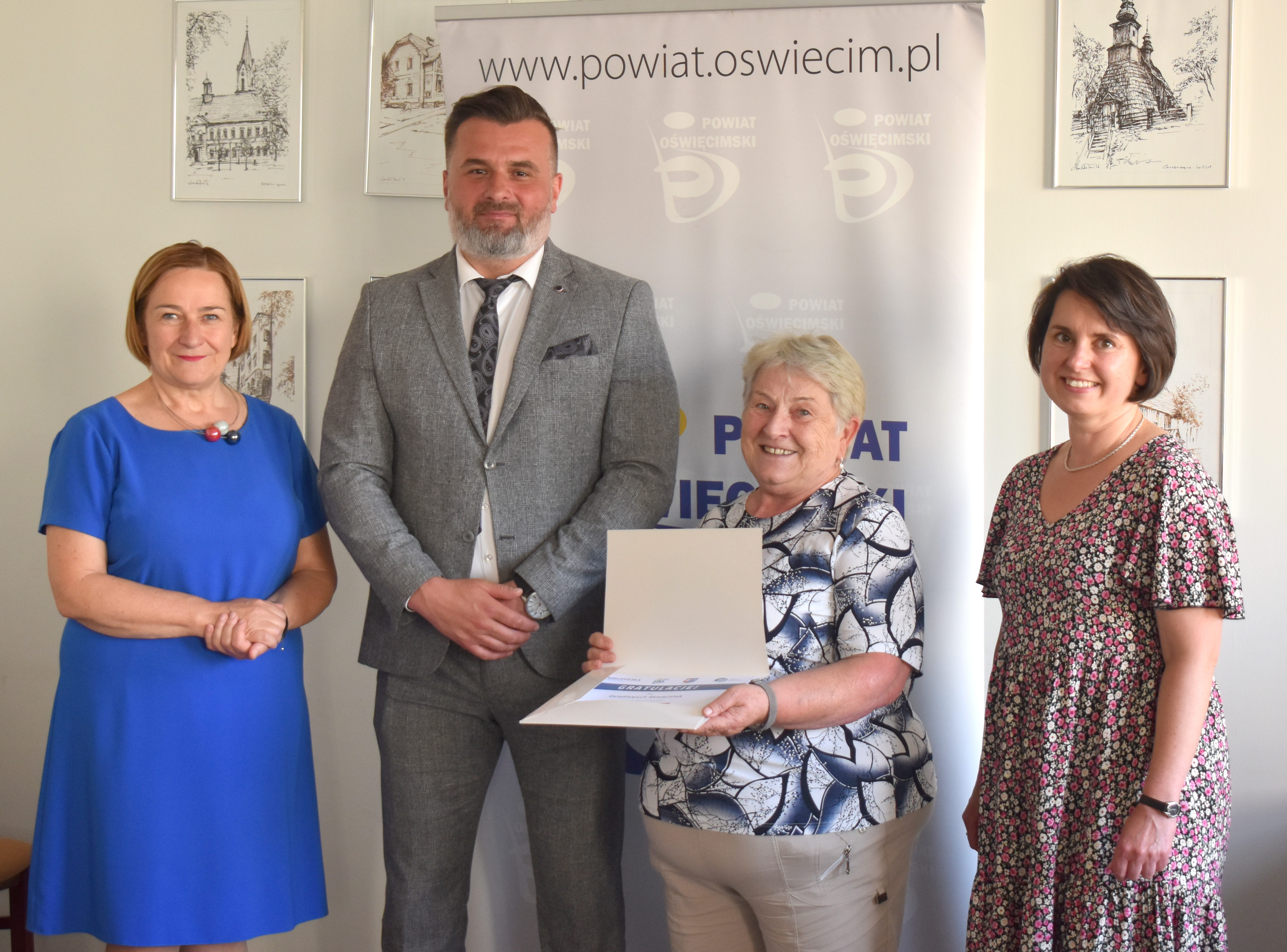 Włodarze powiatu oświęcimskiego wręczający pamiątkowe dyplomy dla grantobiorców
