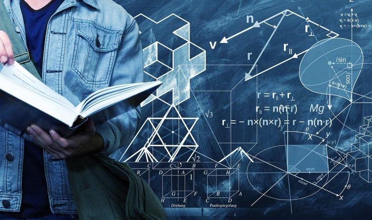 Uczeń trzymający książkę, a w tle wzory fizyczne i matematyczne.