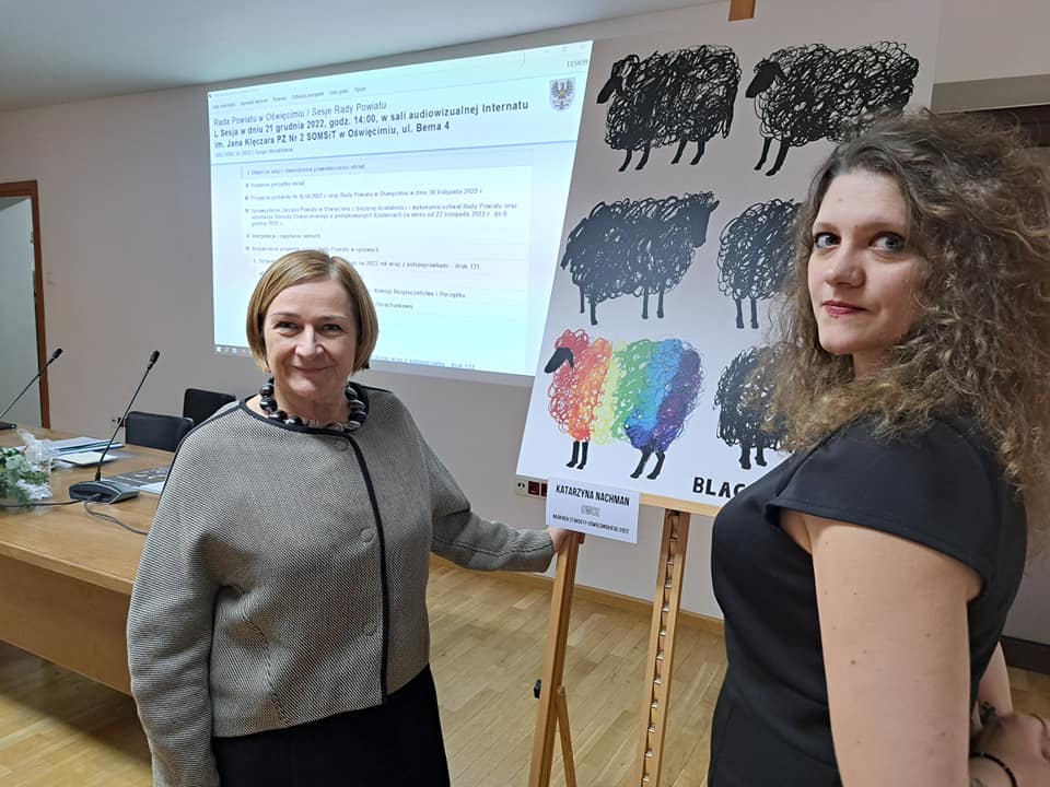Na pierwszym planie artystka Katarzyna Nachaman i członkini zarządu powiatu Teresa Jankowska. Między nimi nagrodzona praca.