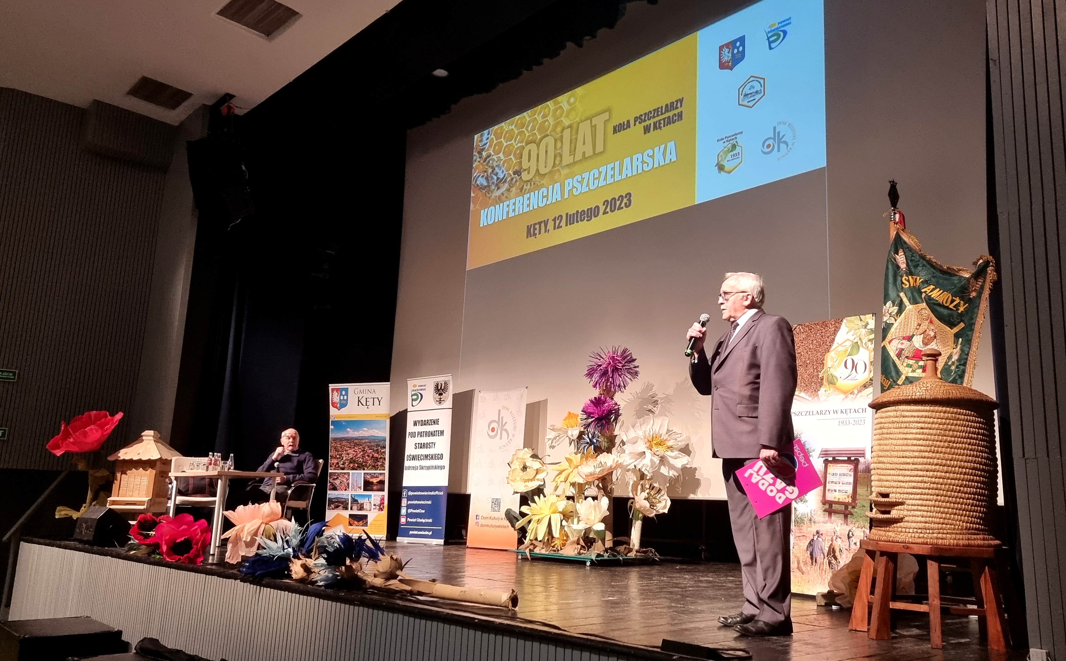 Na scenie kęckiego Domu Kultury przemawiają przedstawiciele pszczelarzy