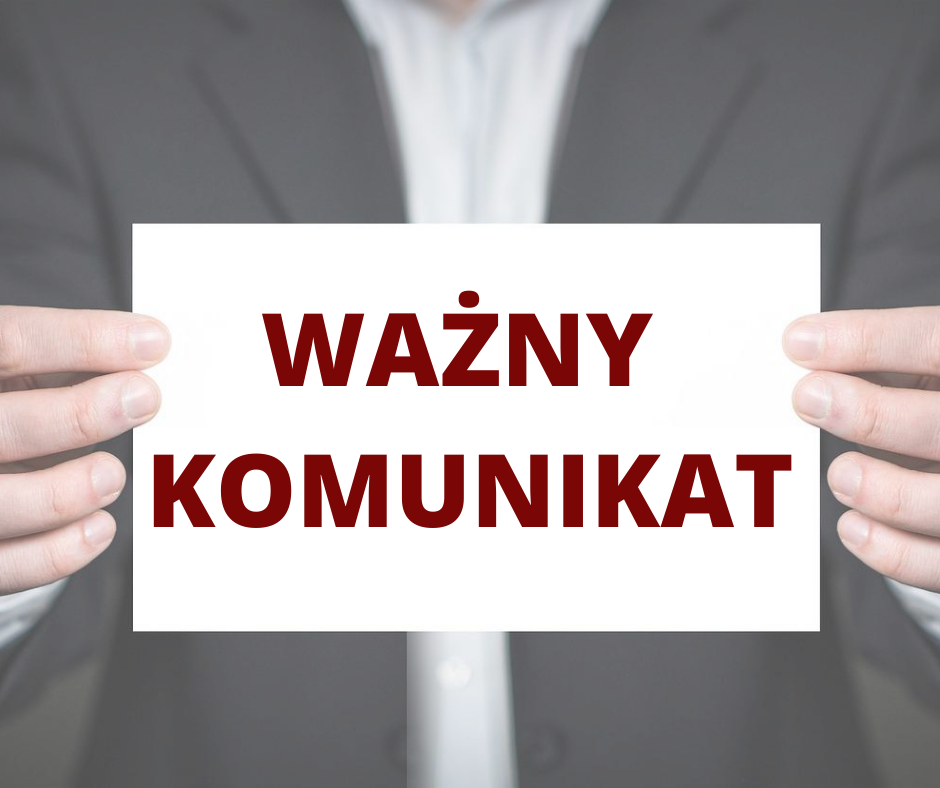 Człowiek trzymający w ręku kartkę z napisem Ważny Komunikat