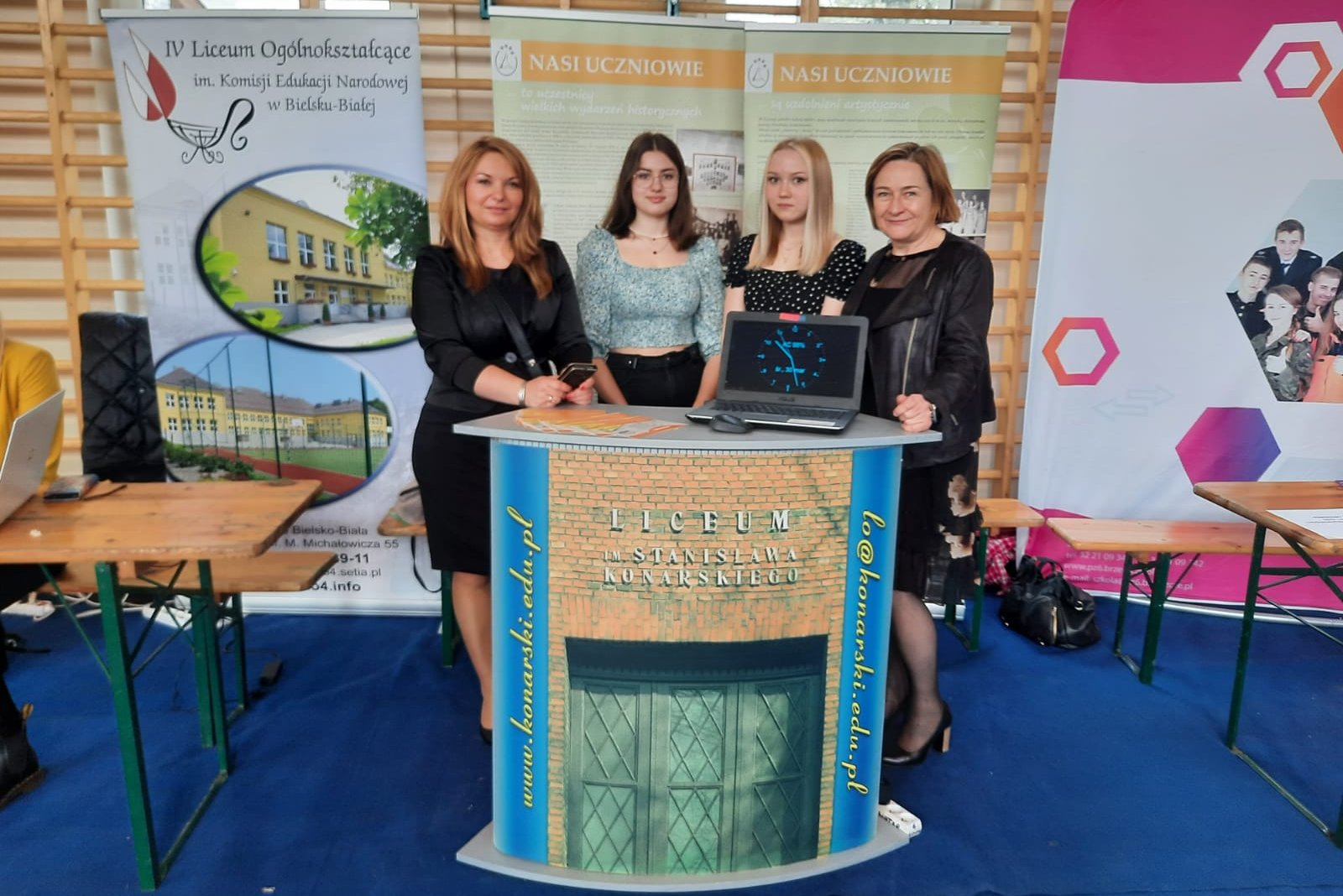 Na zdjęciu członkini zarządu powiatu Teresa Jankowska wraz z uczestniczkami targów edukacyjnych.