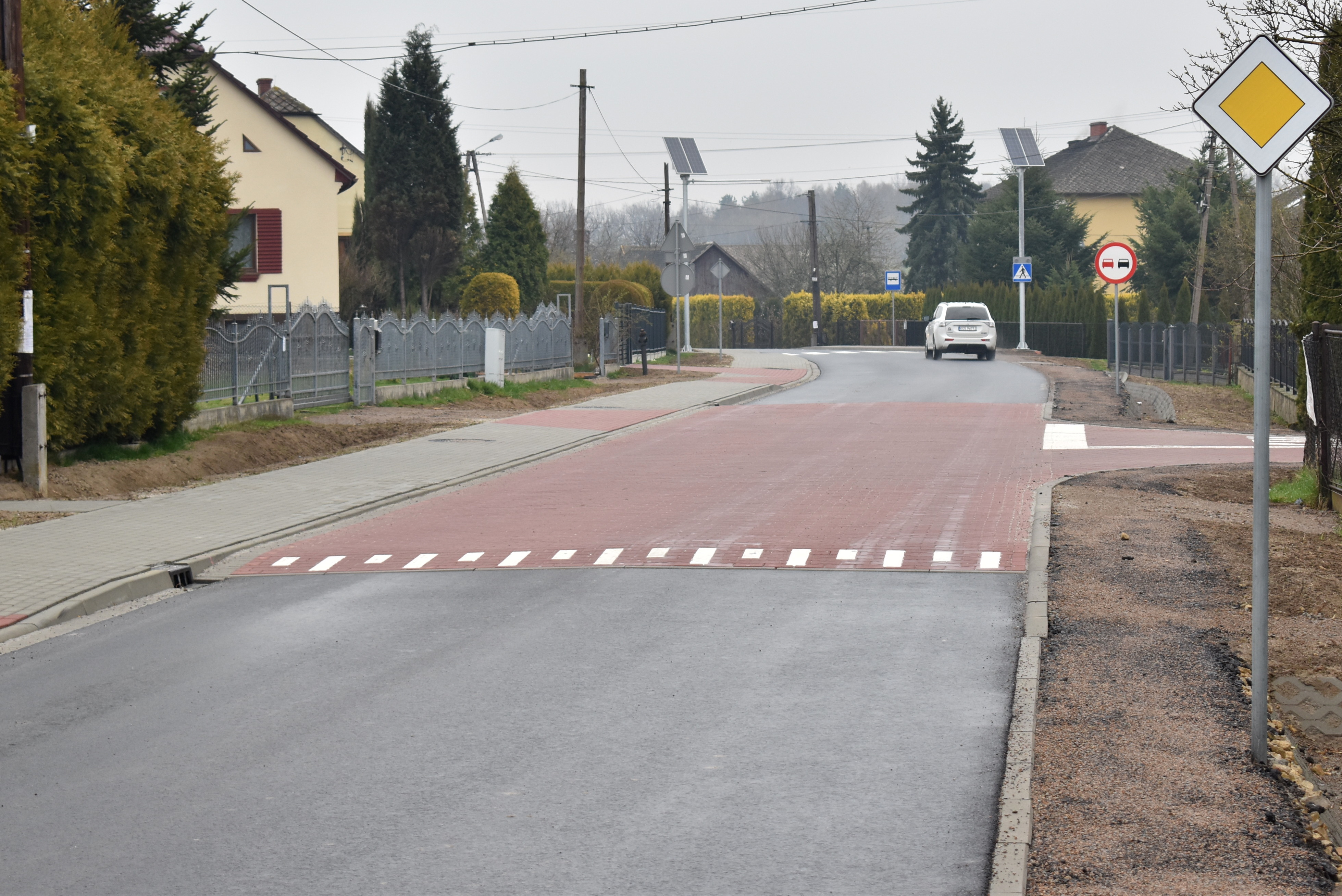 Fragment przebudowanej ulicy Beskidzkiej w Witkowicach z wyniesionym przejściem dla pieszych.