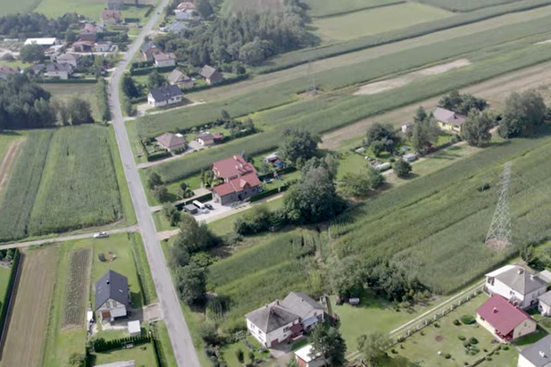 Widok z drona na fragment drogi powiatowej ulicę Tyszkiewicza w Porębie Wielkiej.