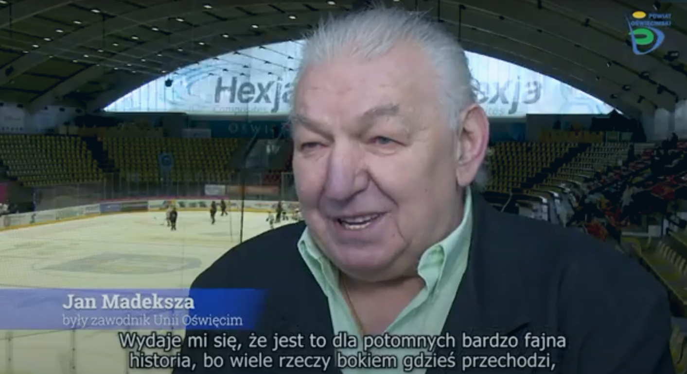 Kadr z filmu o historii hokejowej sekcji Unii Oświęcim. Na pierwszym planie były gracz Jan Madeksza, w tle oświęcimskiego lodowisko od środka.