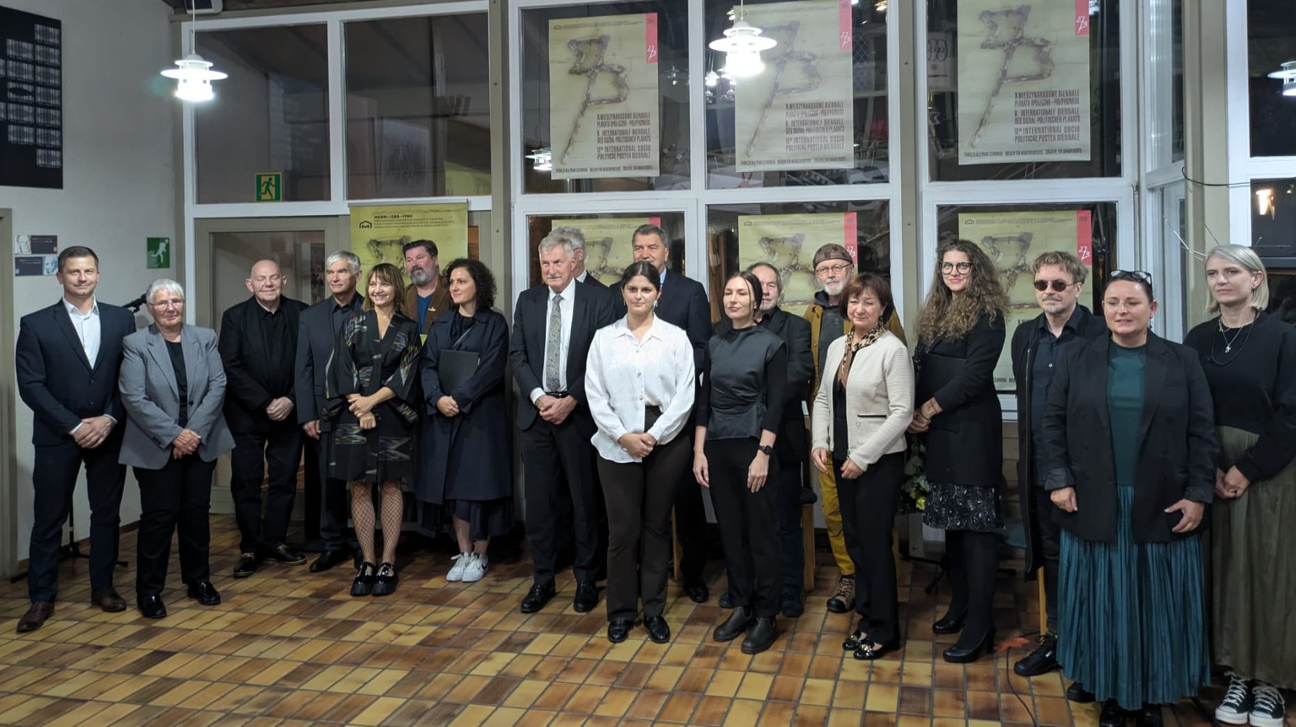 Pamiątkowe zdjęcie uczestników wernisażu w MDSM