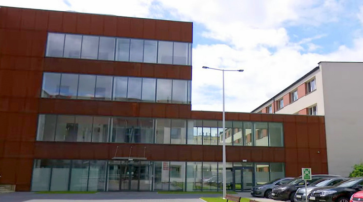 Na zdjęciu z lewej fragment nowego budynku Specjalnego Ośrodka Szkolno-Wychowawczego, a z prawej stary obiekt.
