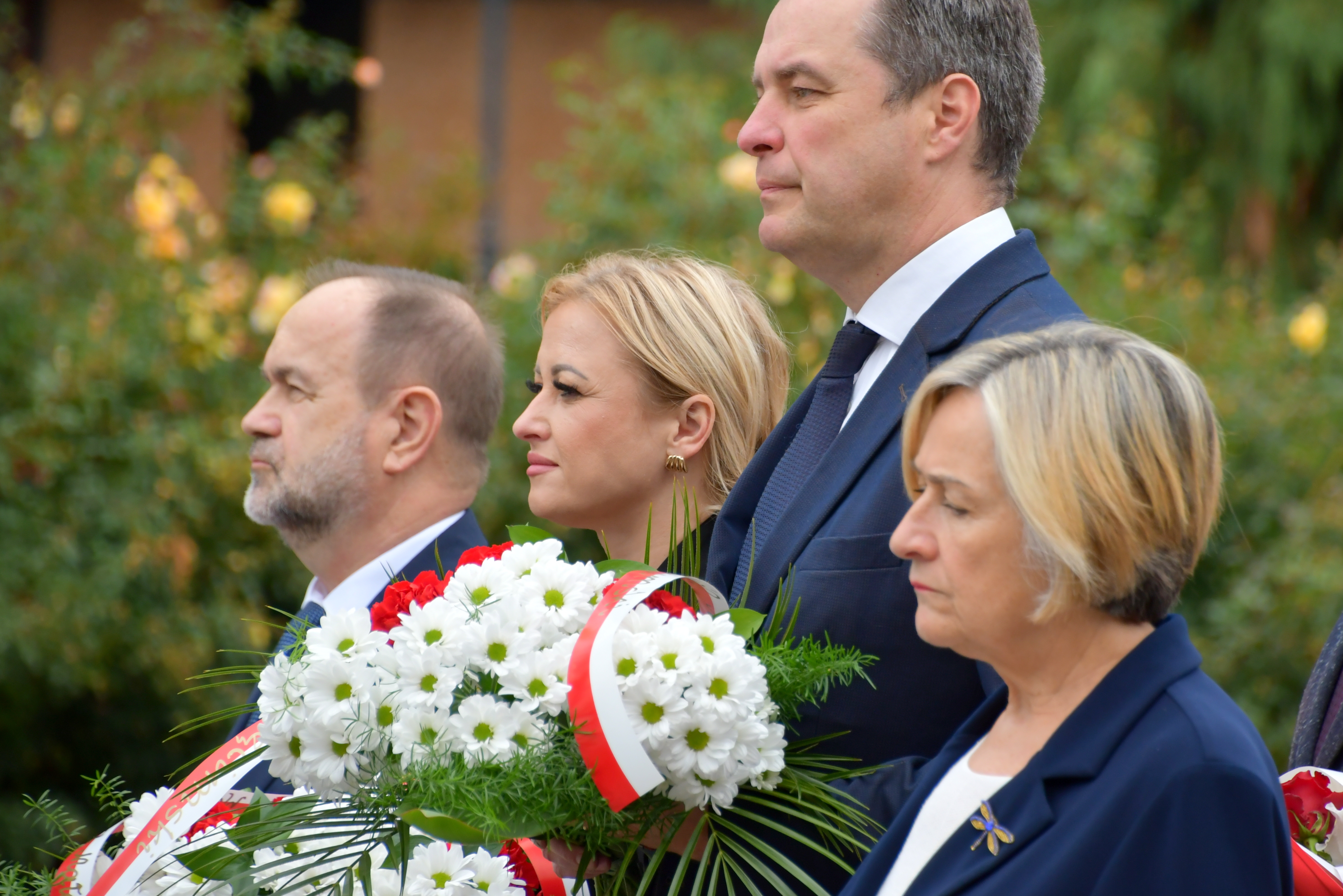 Delegacja władz Powiatu Oświęcimskiego z kwiatami