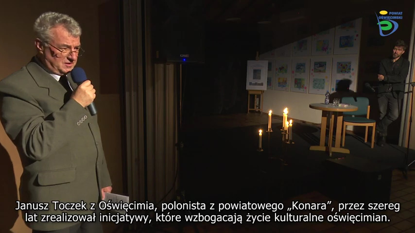 Na zdjęciu Janusz Toczek, jeden z laureatów Nagród Zarządu Powiatu w Oświęcimiu, wraz z aktorem Marcinem Czarnikiem.