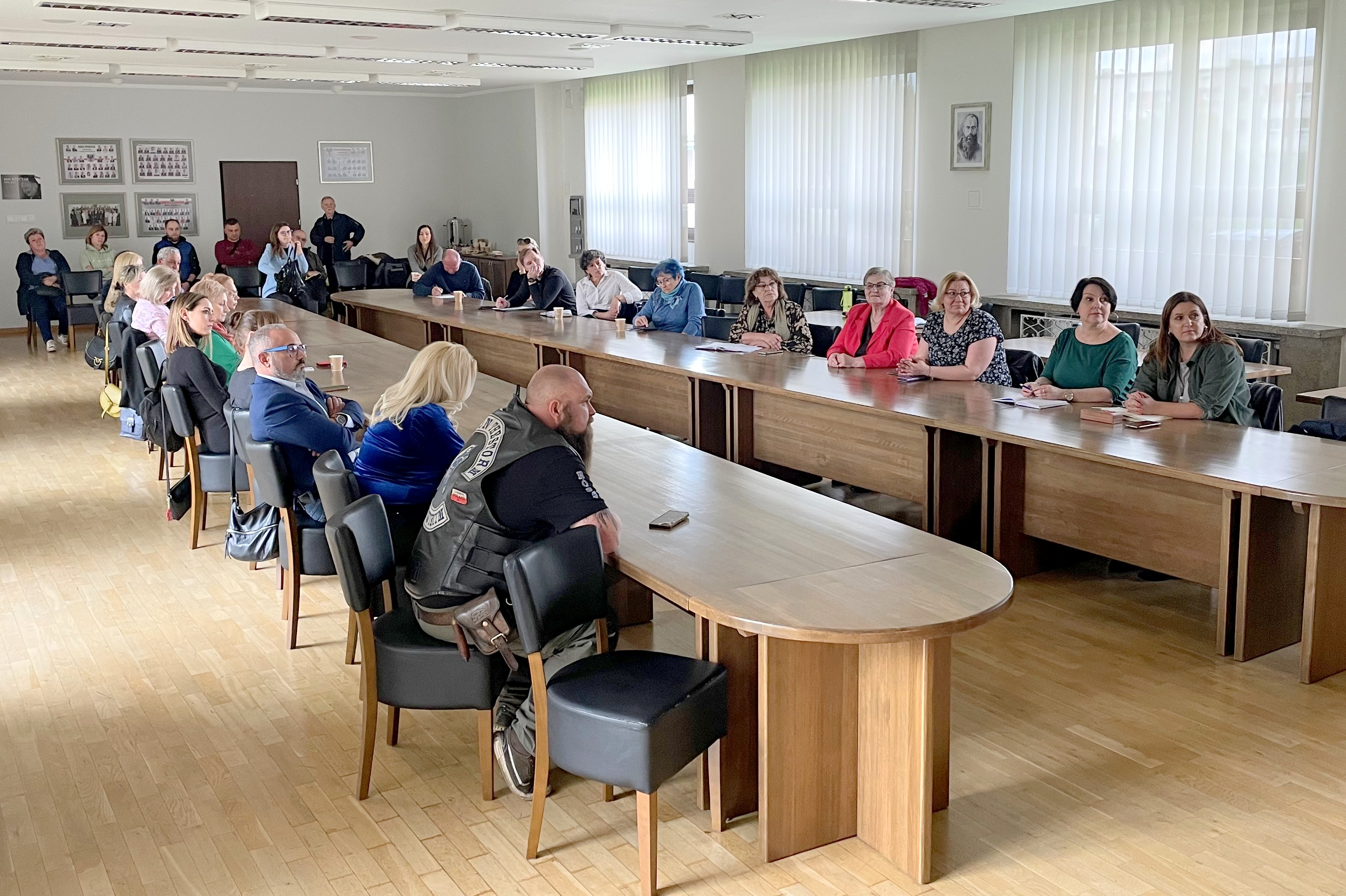 Na zdjęciu członkowie organizacji pozarządowych uczestniczący w spotkaniu sieciującym w sali sesyjnej
