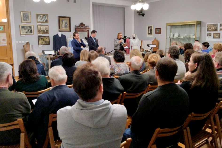 Na zdjęciu członkini zarządu powiatu przemawiająca do osób, które przybyły na promocję książki o Księstwie Oświęcimskim.
