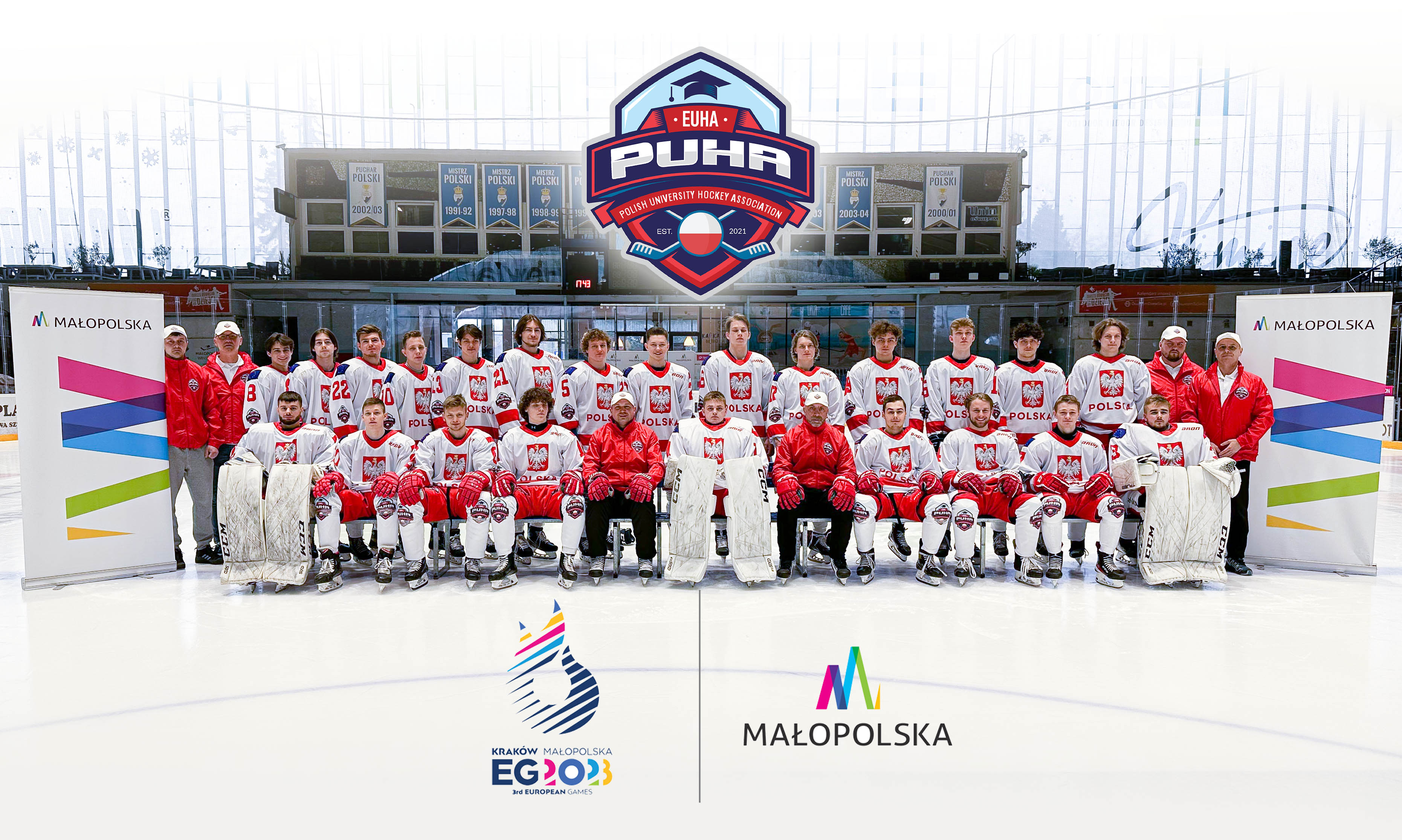 Na zdjęciu uniwersytecka reprezentacja Polski w hokeju na lodzie na pamiątkowym zdjęciu na oświęcimskim lodowisku