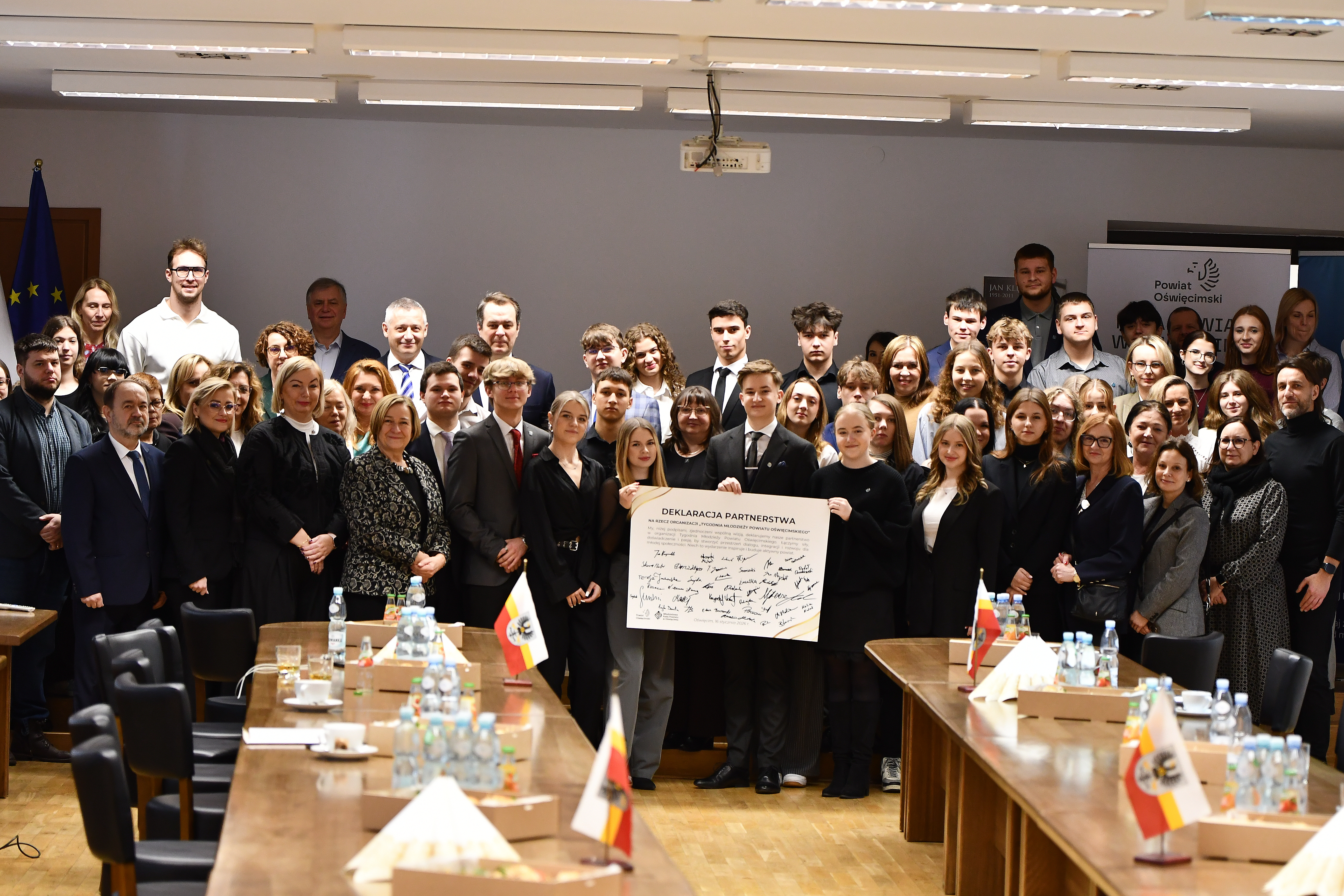 Pamiątkowe zdjęcie uczestników sesji Młodzieżowej Rady Powiatu w Oświęcimiu