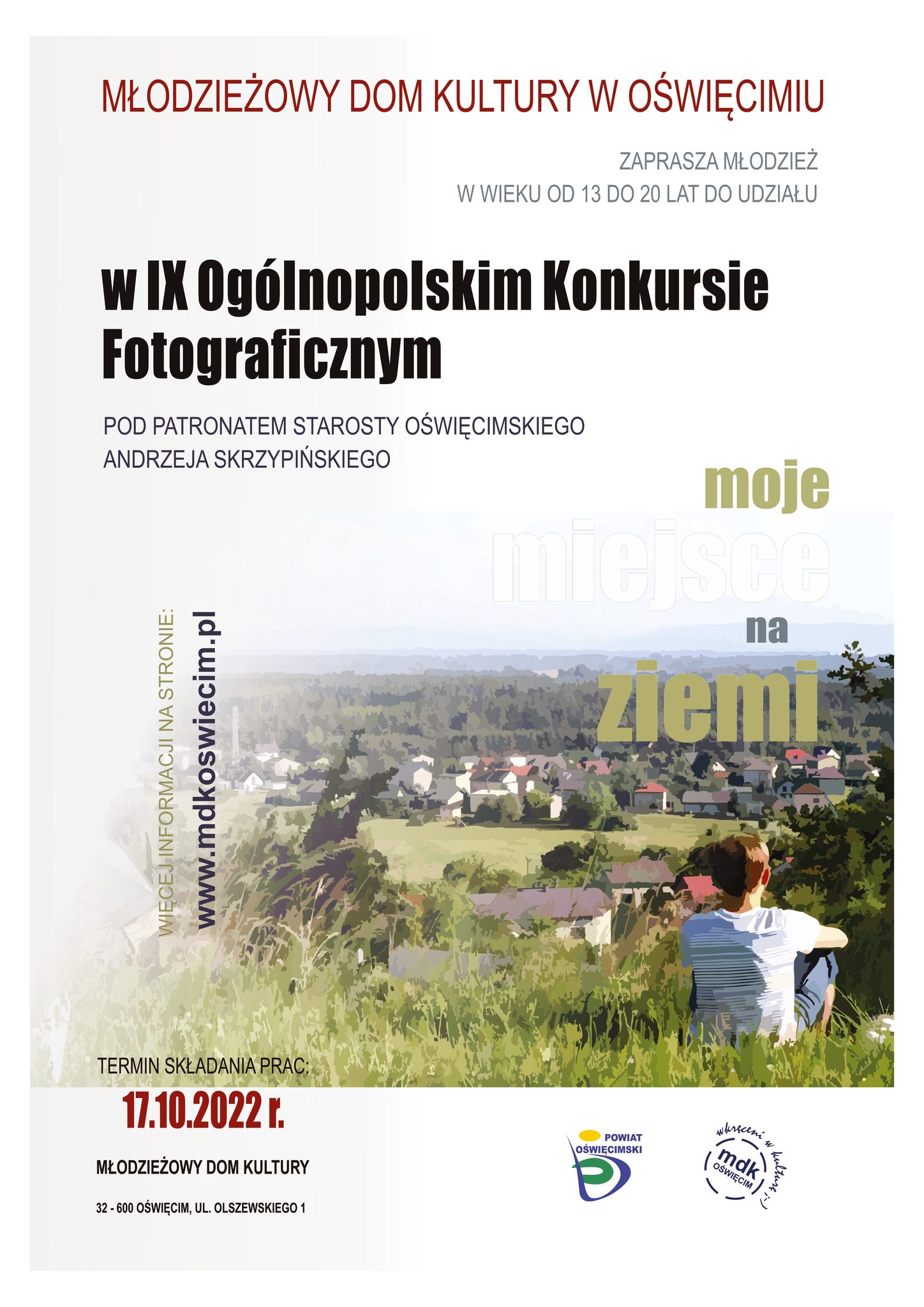 Na zdjęciu chłopiec obserwując z góry rozłozone poniżej miasto. Na zdjęciu napis Młodzieżowy Dom Kultury w Oświęcimiu zaprasza młodzież w wieku od 13 do 20 lat do udziału w IX Ogólnopolskim Konkursie Fotograficznym „Moje miejsce na Ziemi” pod honorowym patronatem starosty oświęcimskiego Andrzeja Skrzypińskiego. Na dole napis termin składania prac do 17 październia 2022 roku.