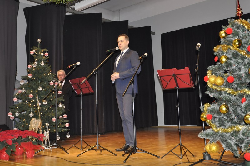Na scenie Domu Ludowego w Grojcu przemawia starosta oświęcimski.