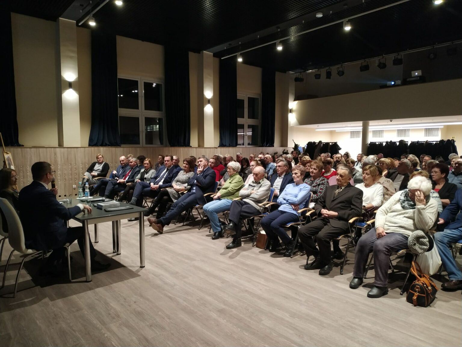 Spotkanie promujące książkę Andrzeja Kacorzyka, w którym wzięło udział mnóstwo osób.