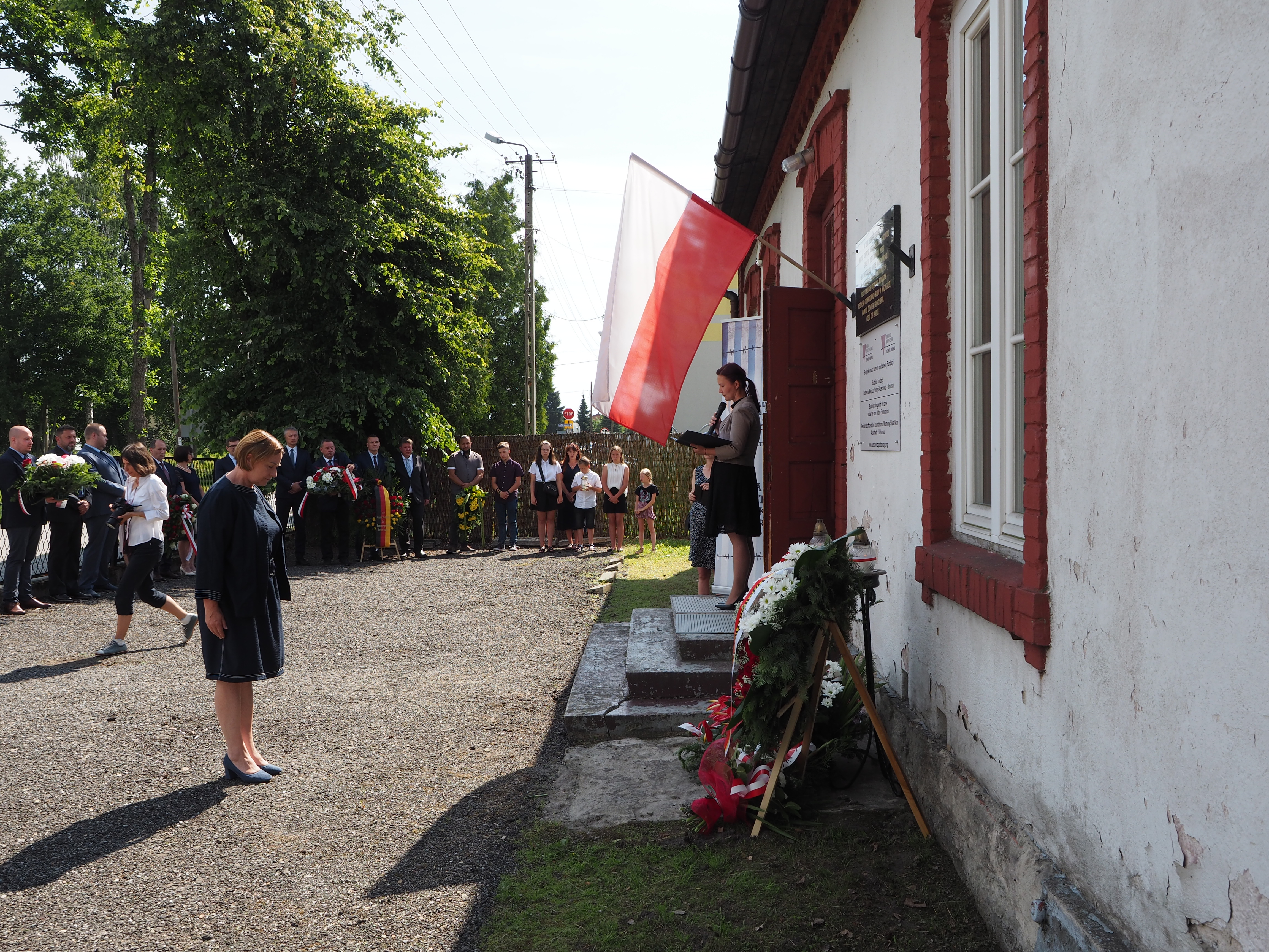 Członkini zarządu powiatu Teresa Jankowska oddaje hołd więźniarkom karnej kompanii.