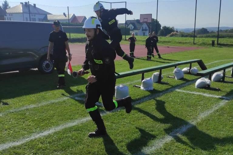 Rywalizacja strażaków na torze przeszkód