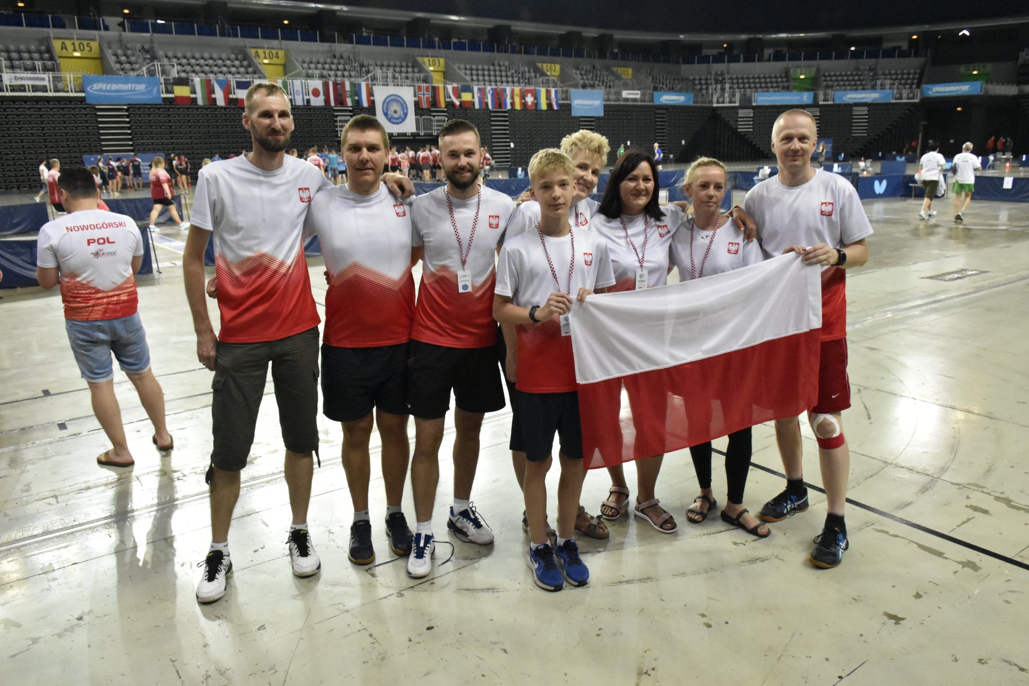 Polscy zawodnicy z biało-czerwoną flagą w hali w Zagrzebiu.