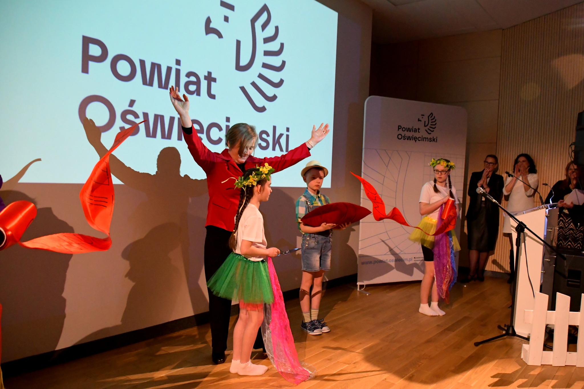 Grafika z informacją 1,9 mln zł dla szpitala na nowy sprzęt medyczny