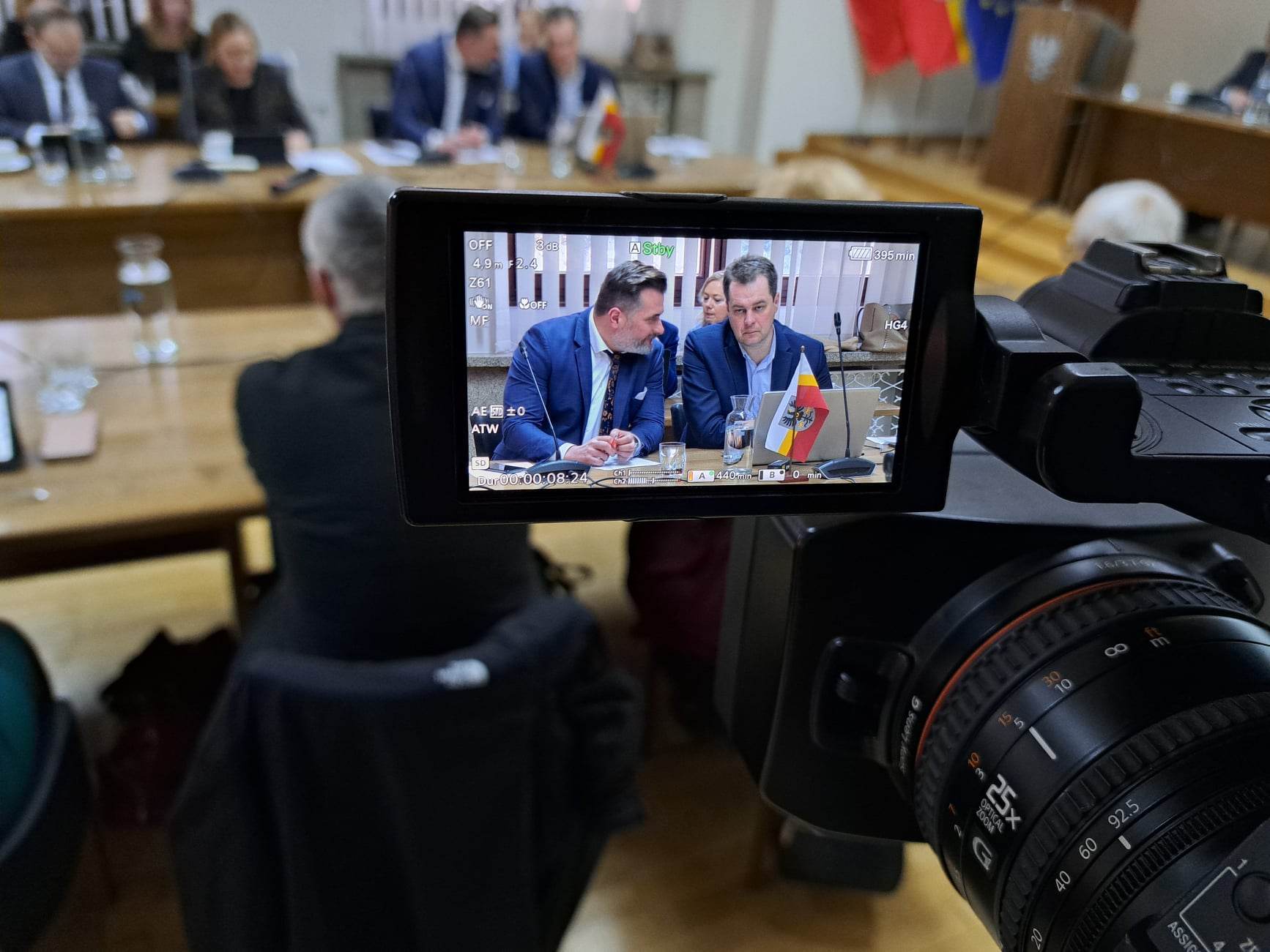Widok przez kamerę na starostów podczas sesji Rady Powiatu w Oświęcimiu