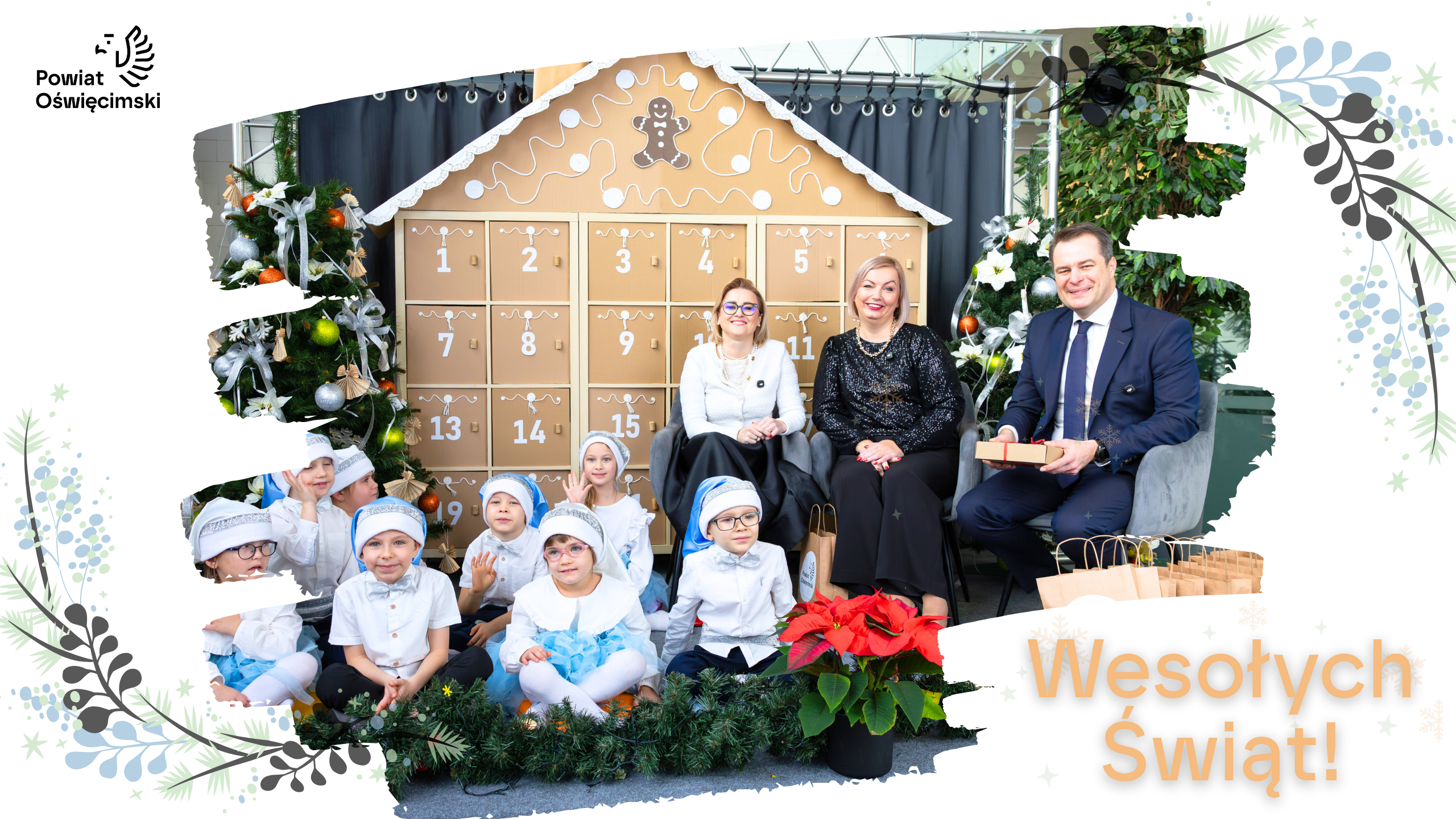 Pamiątkowe zdjęcie włodarzy Powiatu, prowadzącej program i przedszkolaków w świątecznym anturażu
