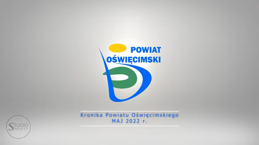na zdjęciu na szarym tle logotyp Powiatu Oświęcimskiego z napisem poniżej: Kronika Powiatu Oświęcimskiego maj 2022 r.