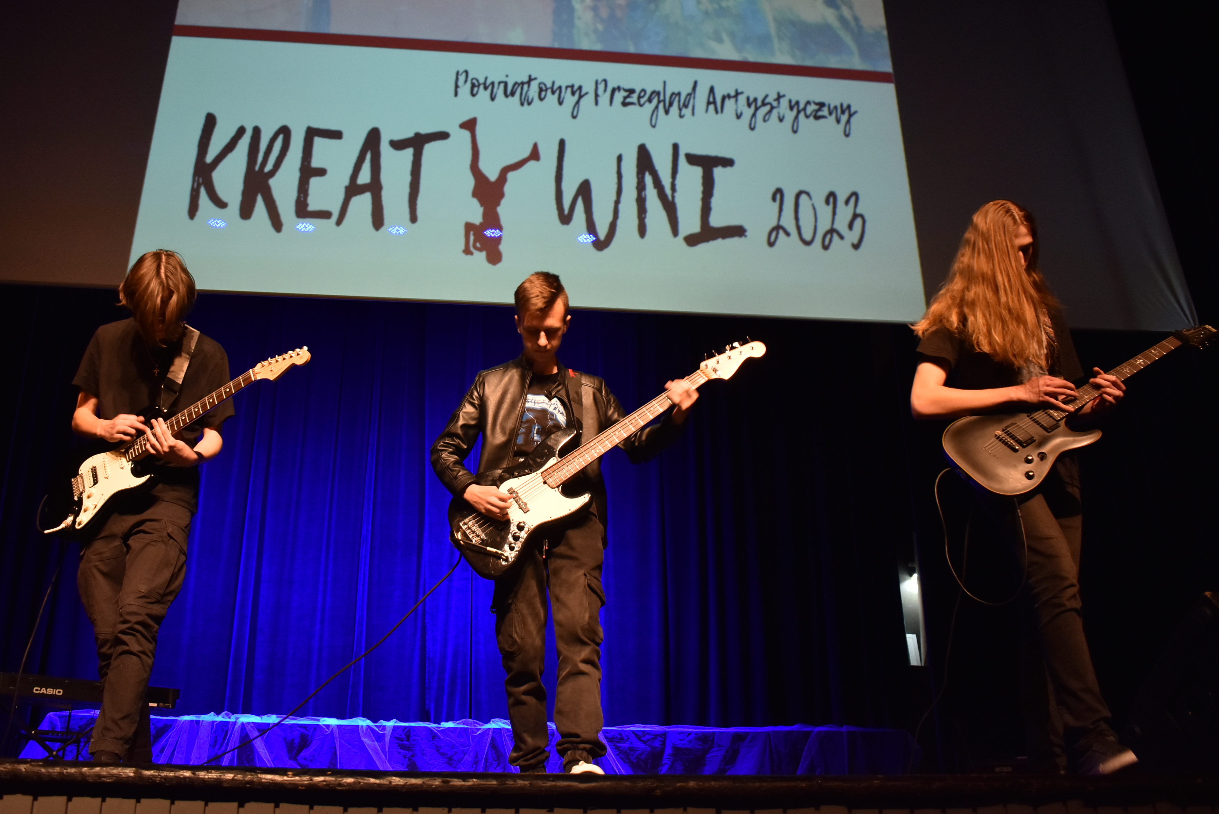 Na scenie występ trójki uzdolnionych gitarzystów, laureatów Powiatowego Przeglądu Kreatywni 2023