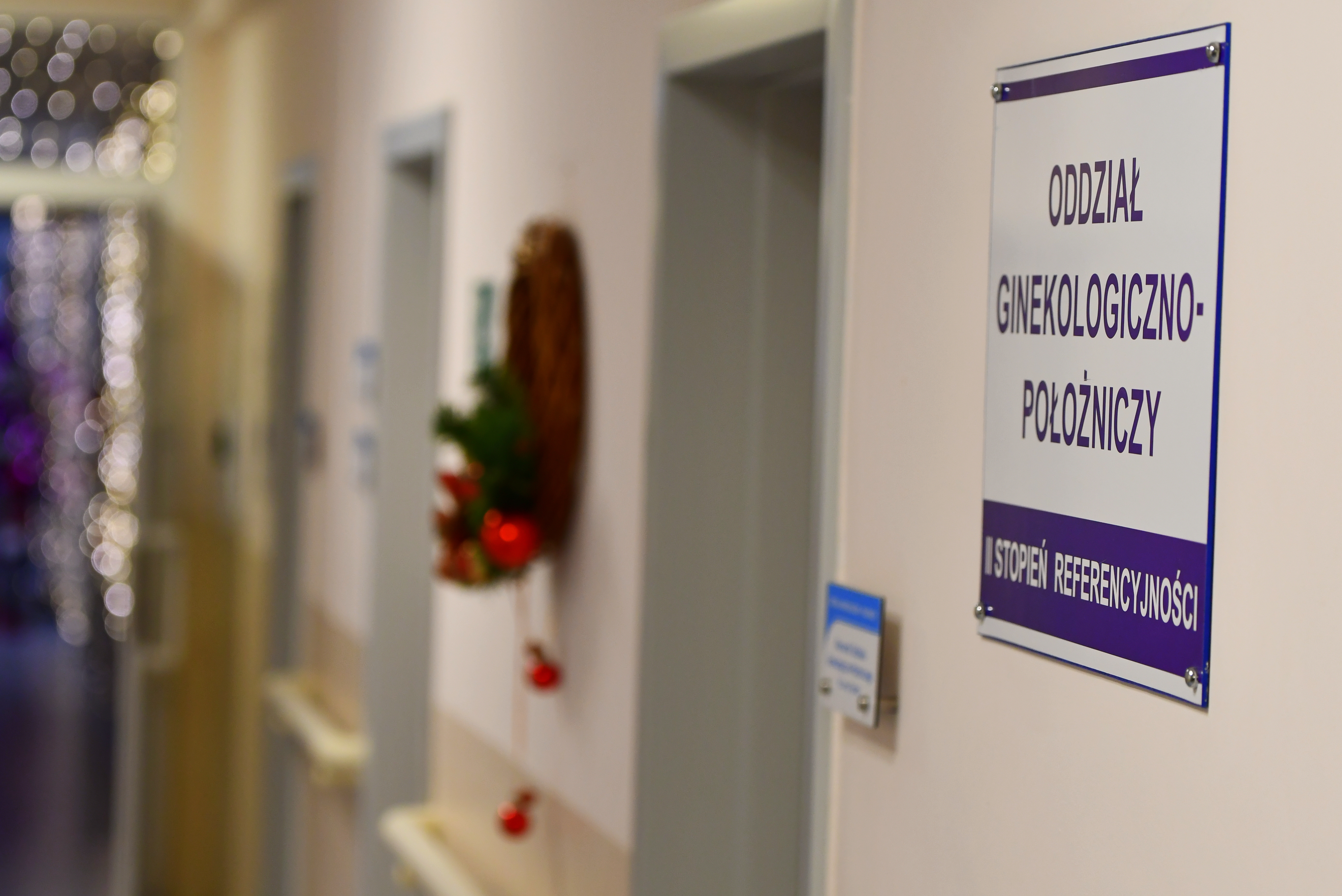 Zdjęcie tabliczki z napisem Oddział Ginekologiczno-Położniczy 