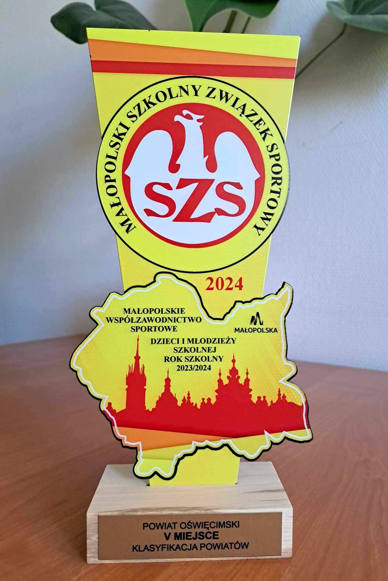 Statuetka dla Powiatu Oświęcimskiego za wywalczenie 5 miejsca we współzawodnictwie
