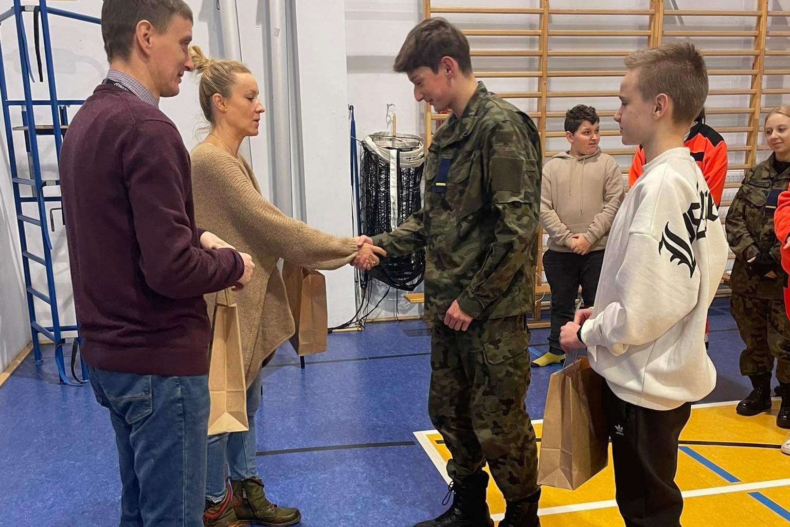 Na zdjęciu nauczyciele gratulują uzdolnionym uczniom osiągniętych wyników