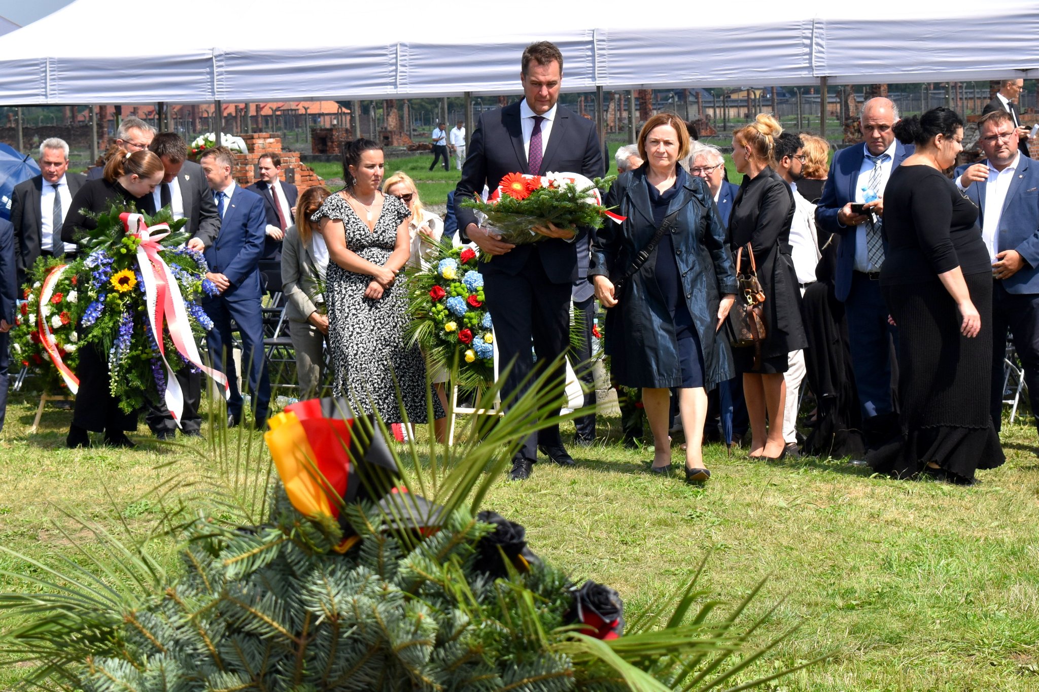 Hołd ofiarom hitelerowskiej zbrodni sprzed 78 lat oddają starosta Andrzej Skrzypiński i członkini zarządu powiatu Teresa Jankowska.