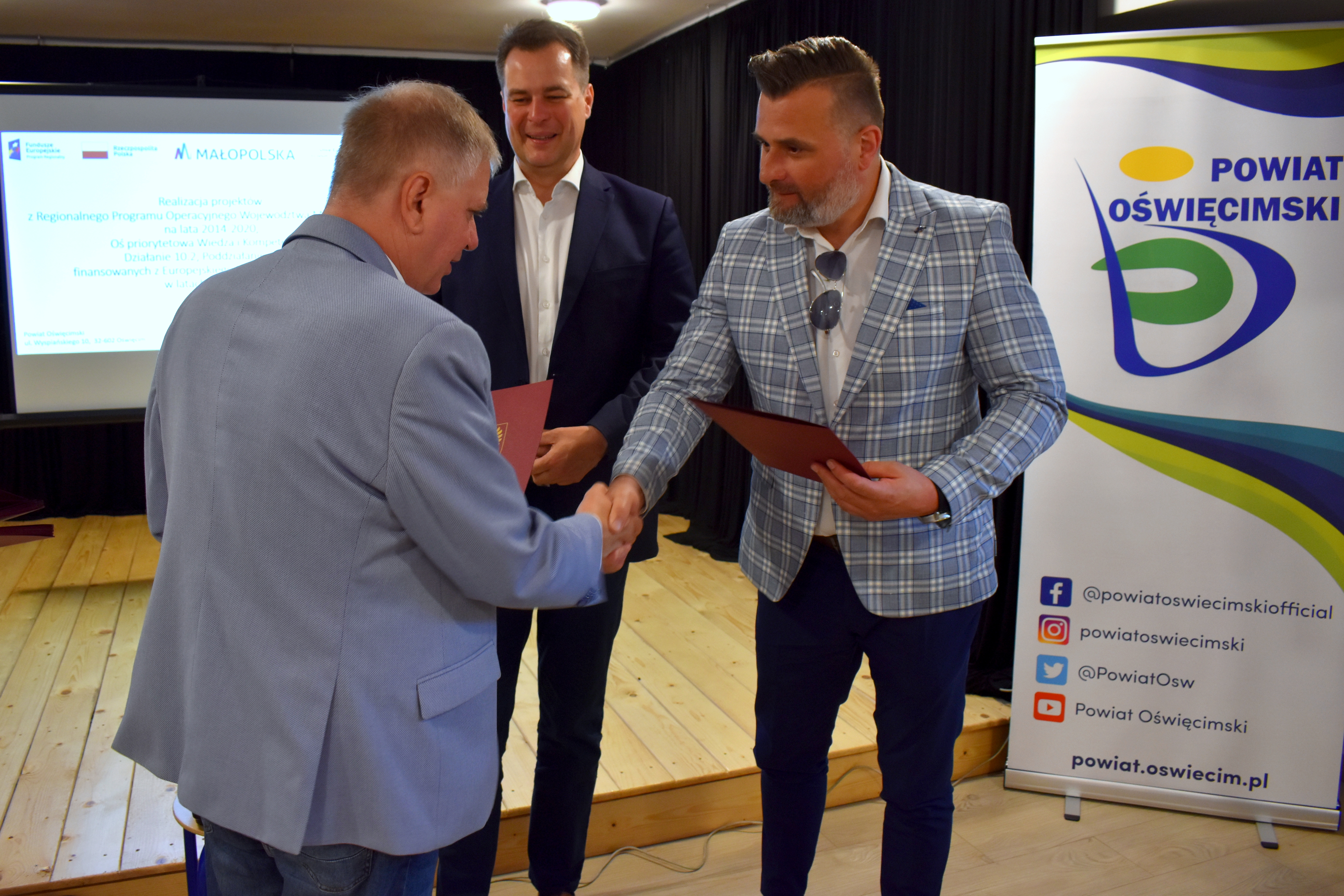 Starosta i wicestarosta gratulują dyrektorowi powiatowego Chemika