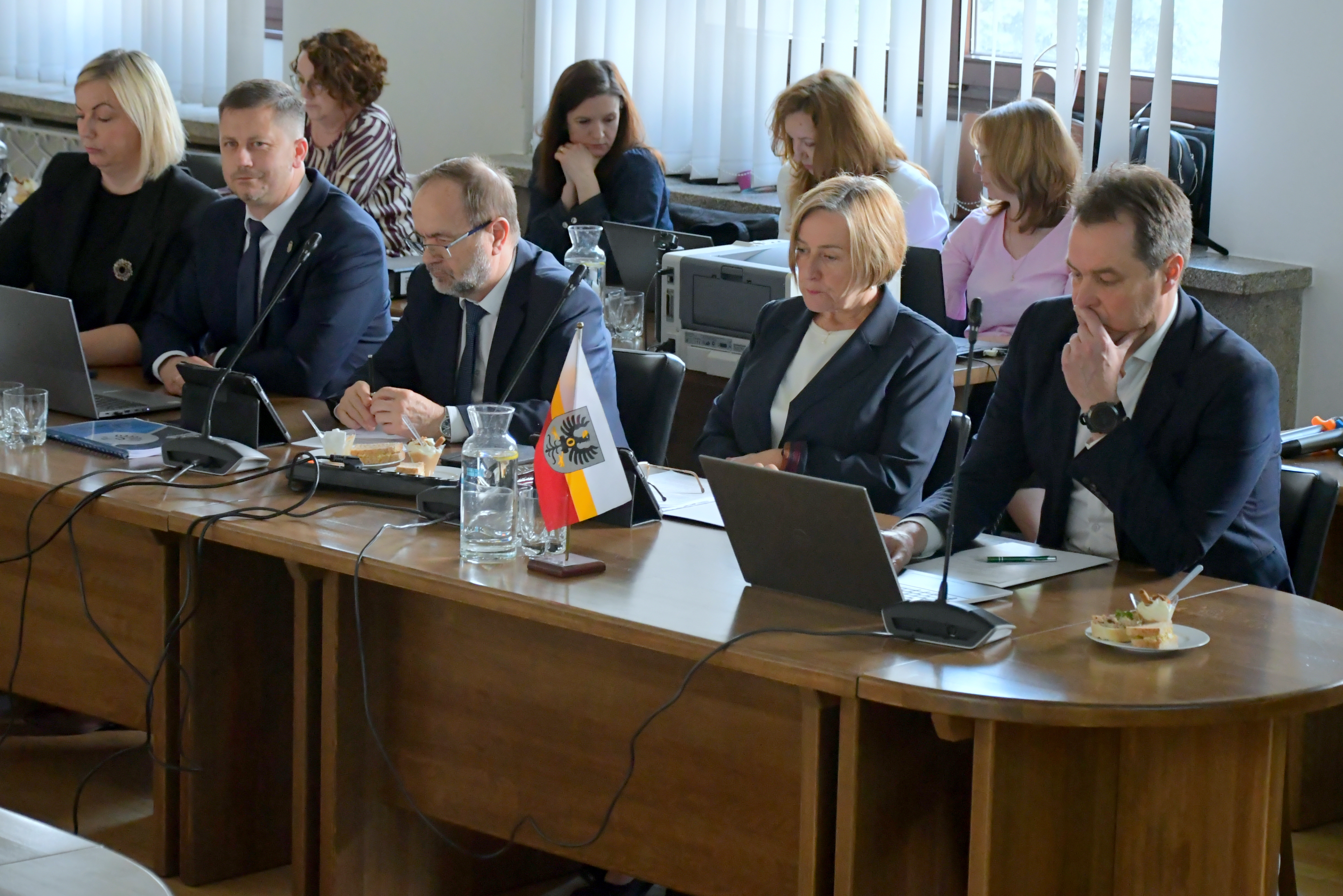 Członkowie zarządu powiatu podczas sesji rady powiatu