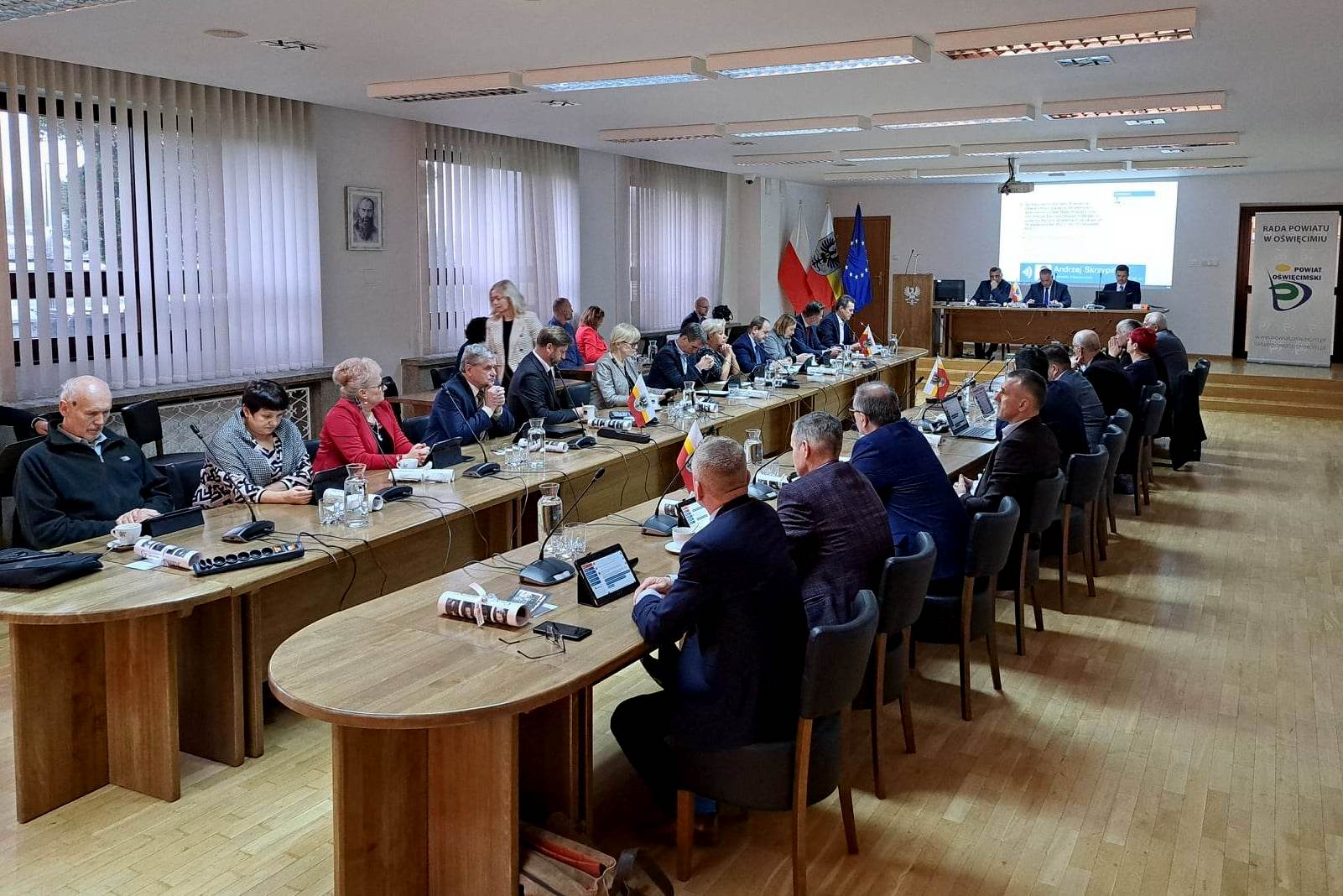 Na zdjęciu obrady rady powiatu w sali sesyjnej w internacie popularnego Chemika