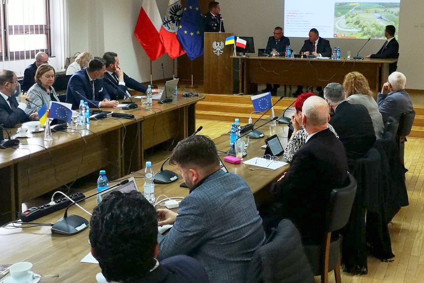 Sesja Rady Powiatu w Oświęcimiu w sali sesyjnej w internacie popularnego "Chemika".