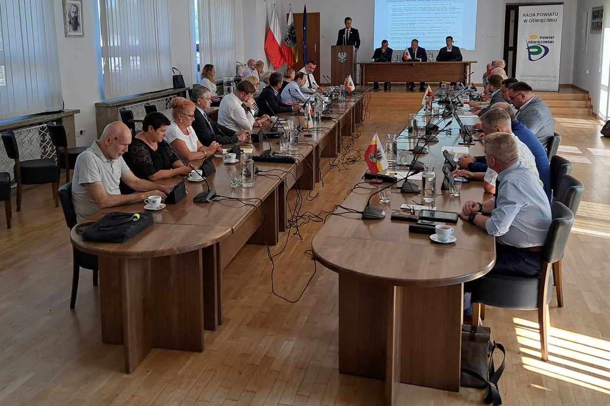 Obradujący radni powiatu podczas jednej z sesji rady