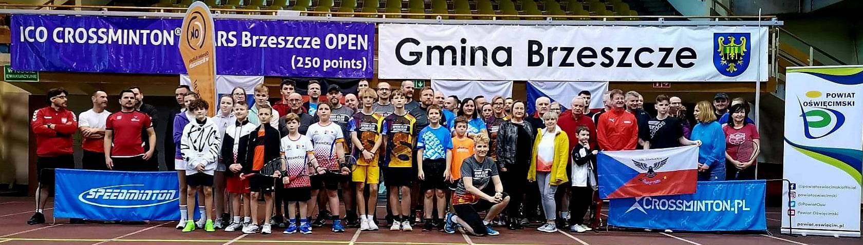 Pamiątkowe zdjęcie uczestników i gości międzynarodowego turnieju crossmintona w Brzeszczach