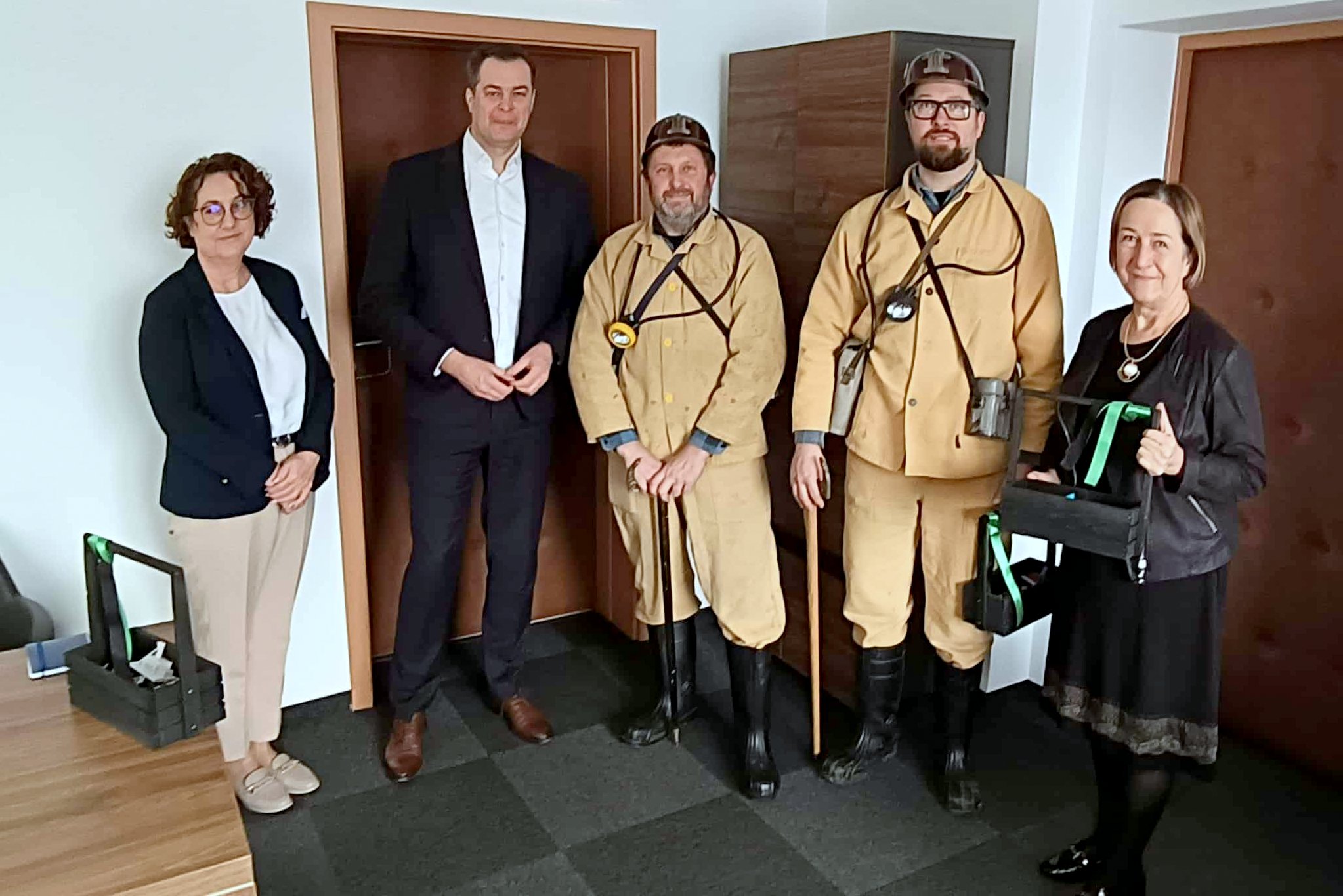 Pamiątkowe zdjęcie górników z władzami powiatu