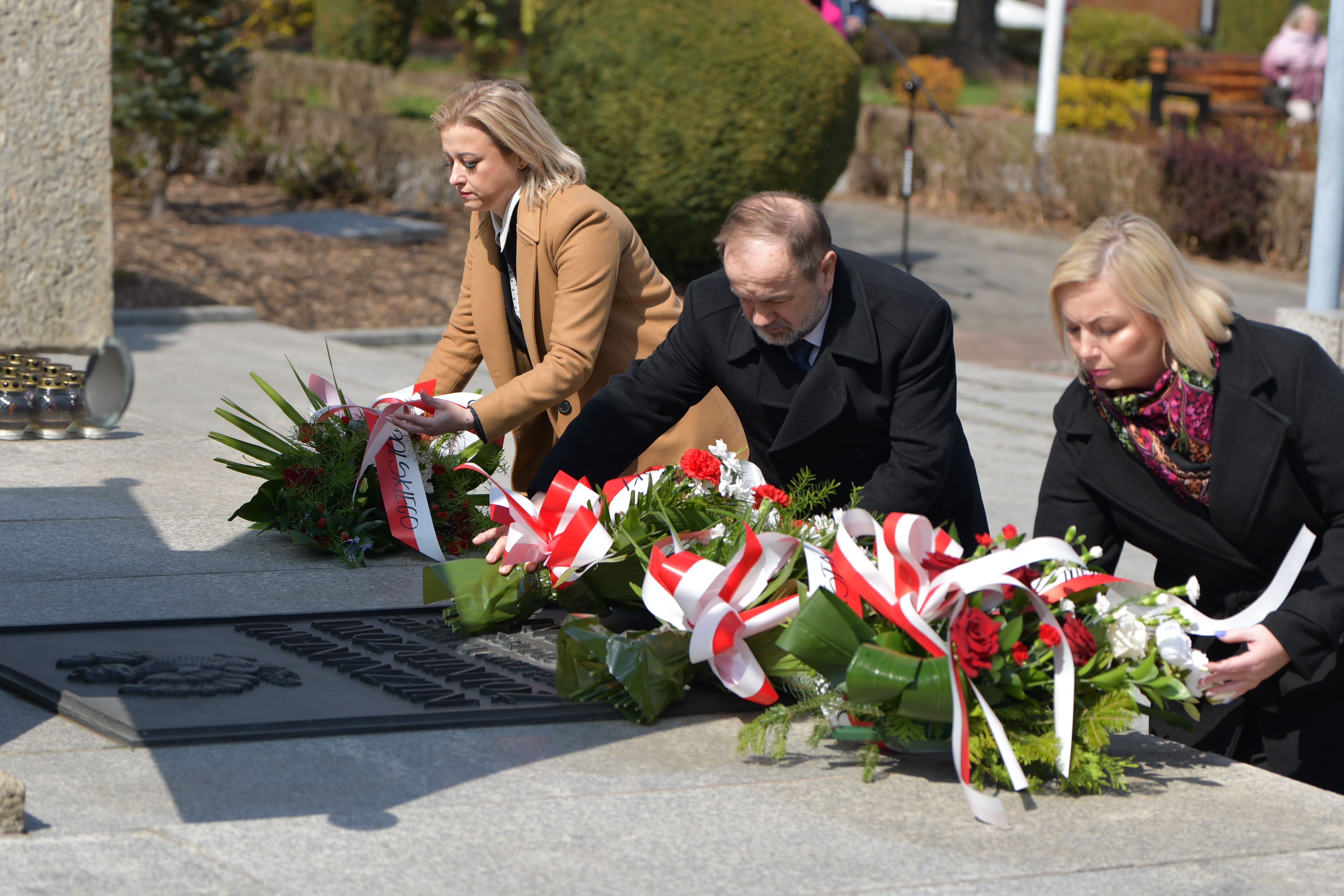 Kwiaty składają przedstawiciele Powiatu