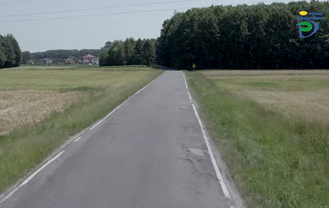 Widok z drona na zniszczoną drogę powiatową ulica Jedlina w Jawiszowicach