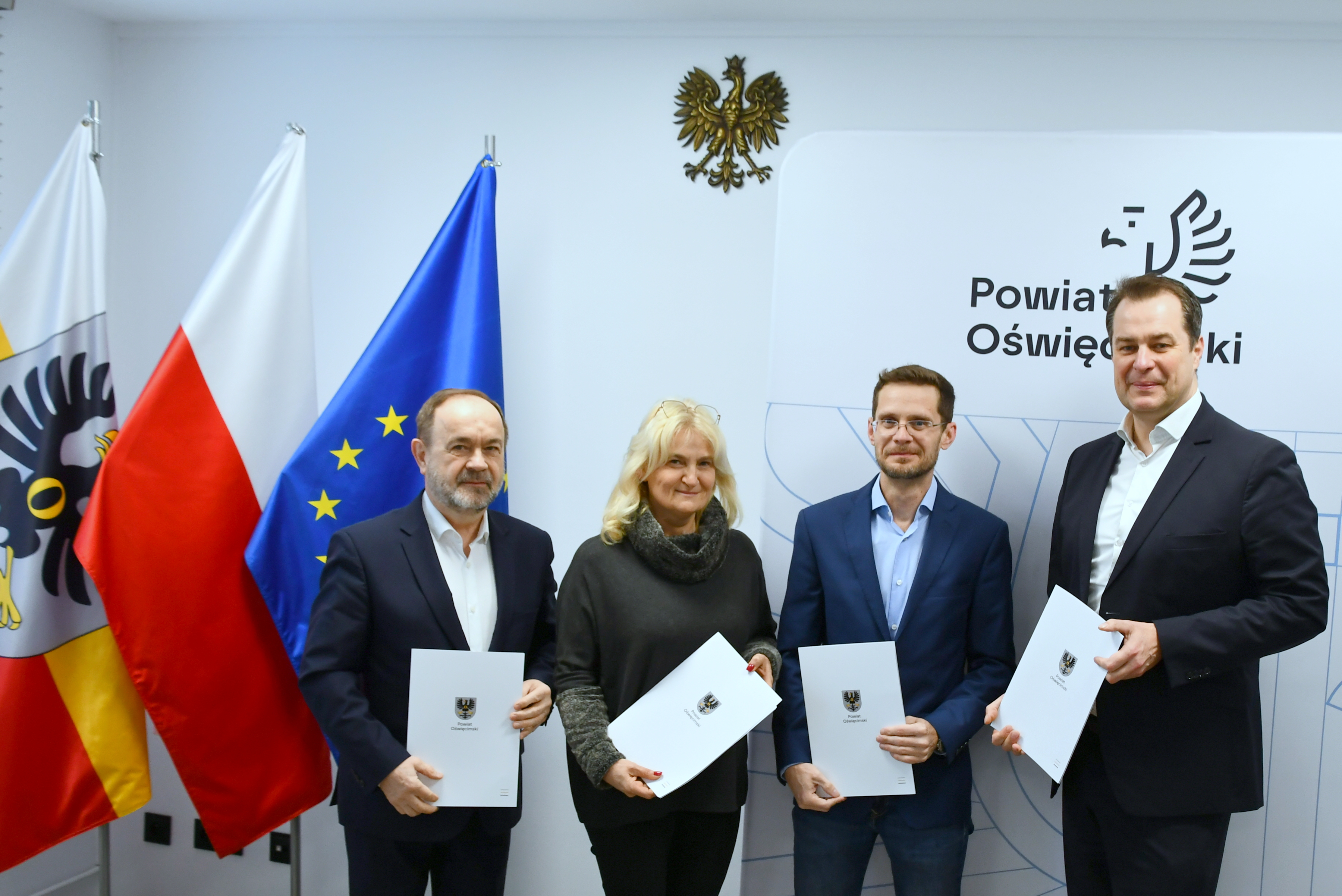 Pamiątkowe zdjęcie sygnatariuszy umowy