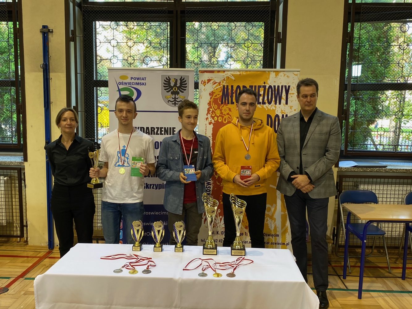 Na zdjęciu zwycięzcy powiatowego turnieju szachowego wraz z organizatorami i starostą.