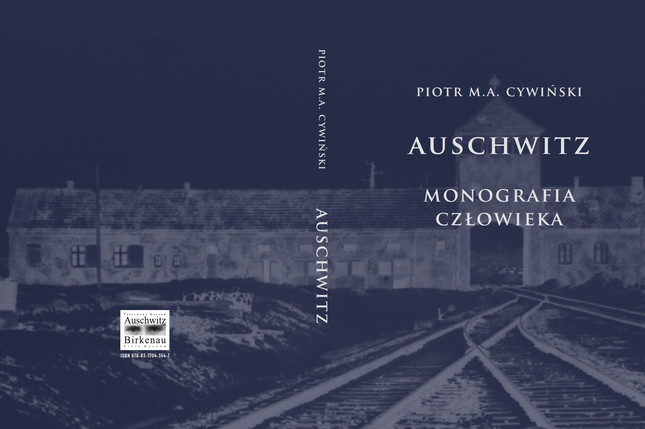 Okładka książki „Auschwitz. Monografia człowieka” autorstaw Piotra Cywińskiego. Na okładce widoczny zarys Bramy Śmierci w byłym KL Birkenau.